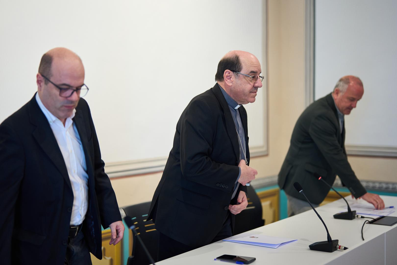 El arzobispo, Florencio Roselló, rodeado por el ecónomo diocesano, Jorge Irurzun Tihista (izda), y el delegado de medios de comunicación, Juan Echenique