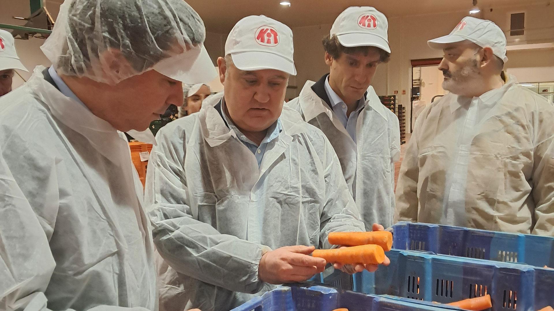 Un momento de la visita del consejero Irujo a la empresa Solano Logística Frigorífica