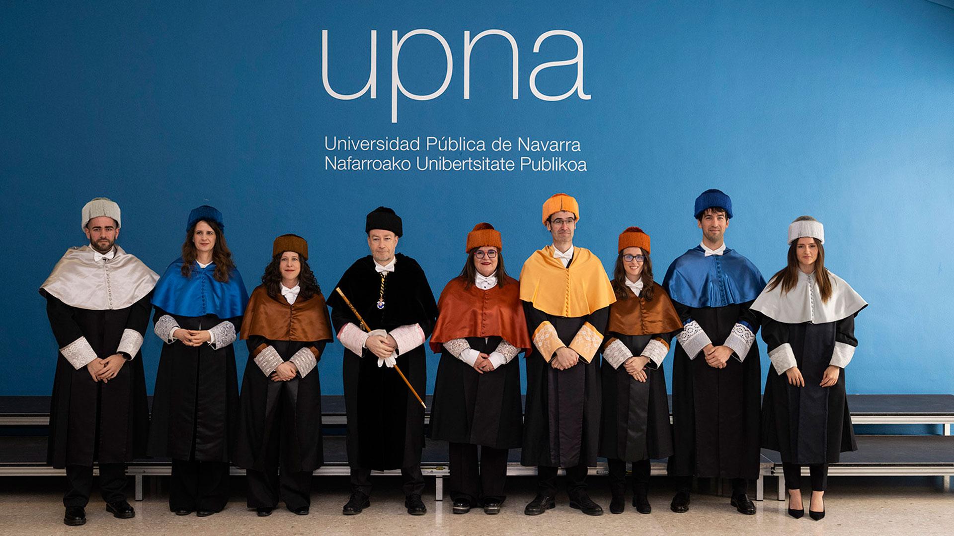 Parte de las personas premiadas, con la directora de la EDONA, el vicerrector de Investigación, la madrina de la promoción y el rector de la UPNA. De izda. a dcha., César Cuevas, Leticia Santamaría, Ana Zabalza (directora de la EDONA), Ramón Gonzalo (rector de la UPNA), Teresa Riesgo (madrina de la promoción), Martin Larraza (vicerrector de Investigación de UPNA), Leyre Catalán, Andrés Echeverría y Maddi Osés