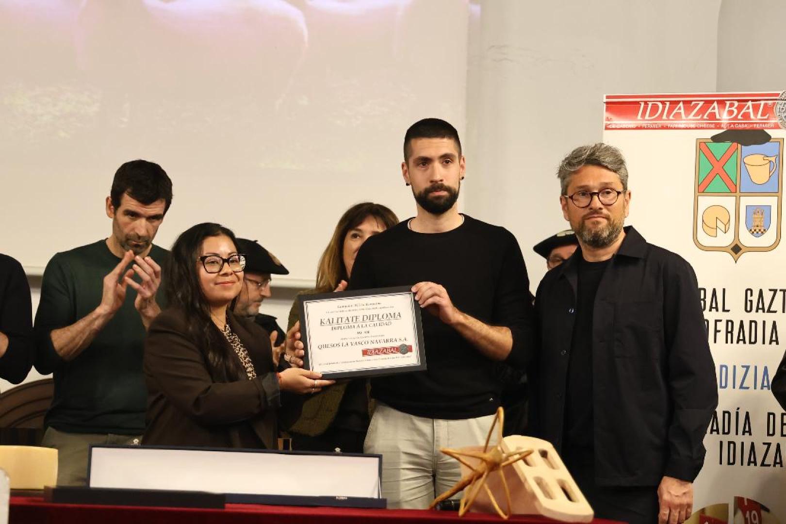 Representantes de La Vasco Navarra recoge el diploma que acredita la regularidad y calidad en la elaboración de queso Idiazabal.