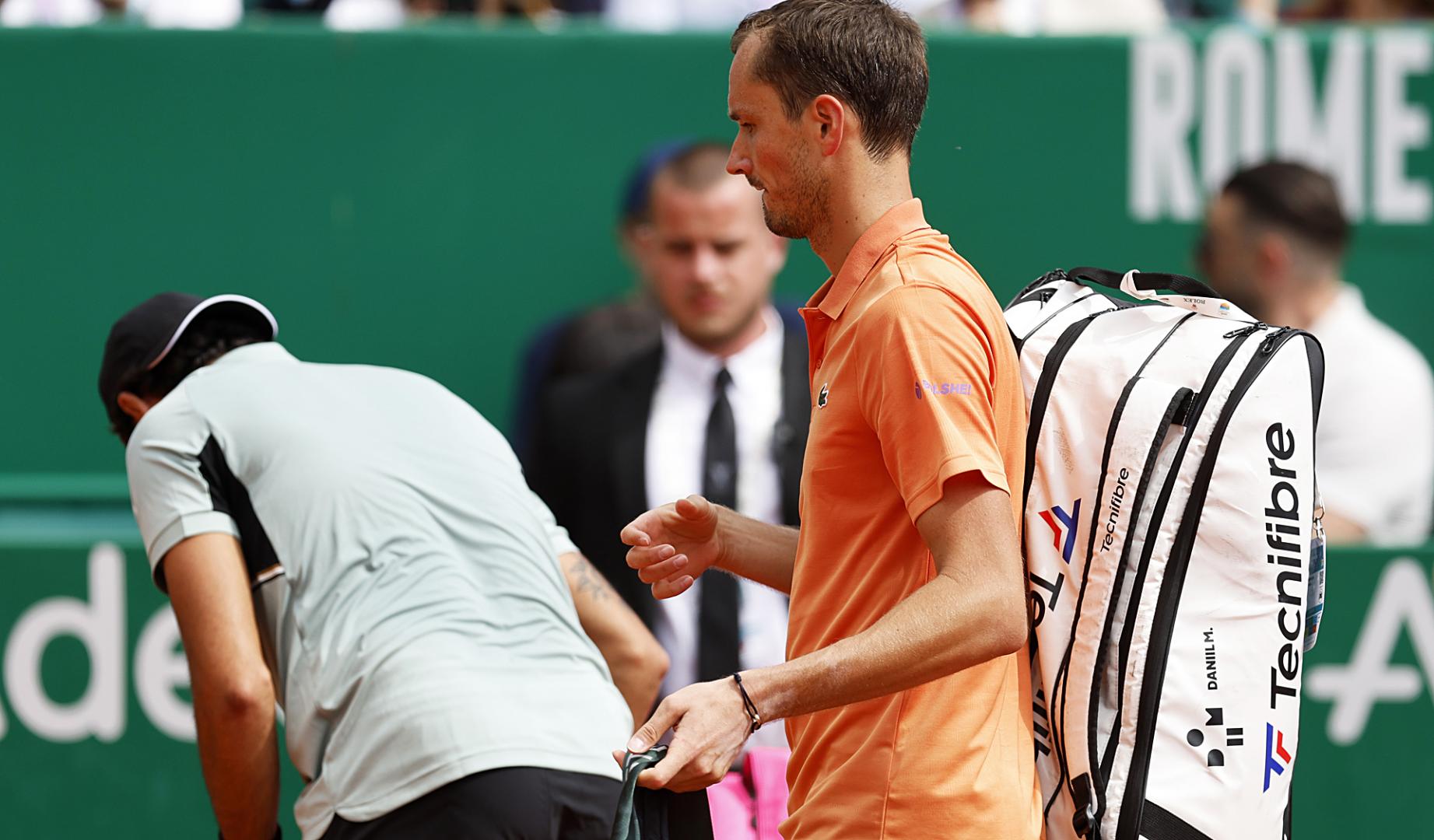 Daniil Medvedev camino de los vestuarios tras caer derrotado por Matteo Berrettini en el ATP Monte Carlo Masters