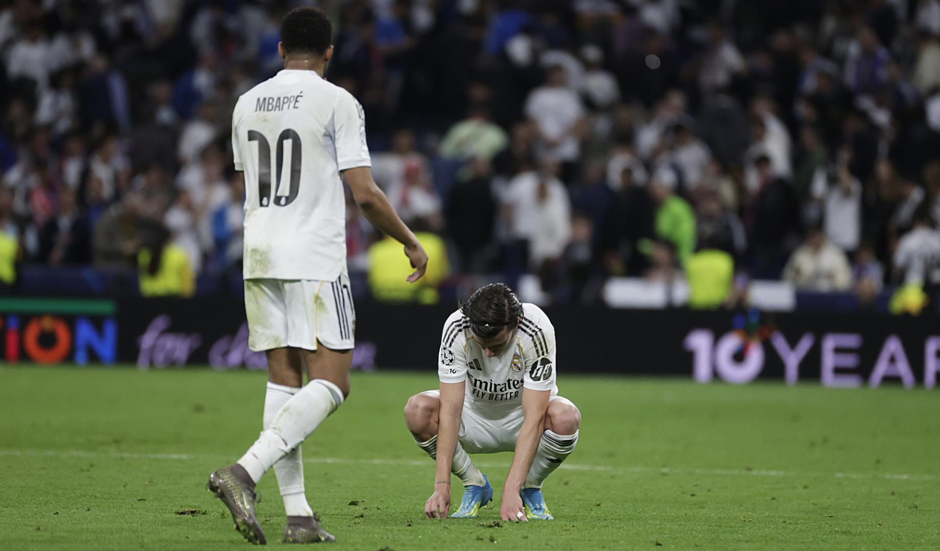 Los jugadores del Real Madrid Kylian Mbappé (izda.) y Álvaro Carreras al finalizar el partido contra el Bayern Múnich