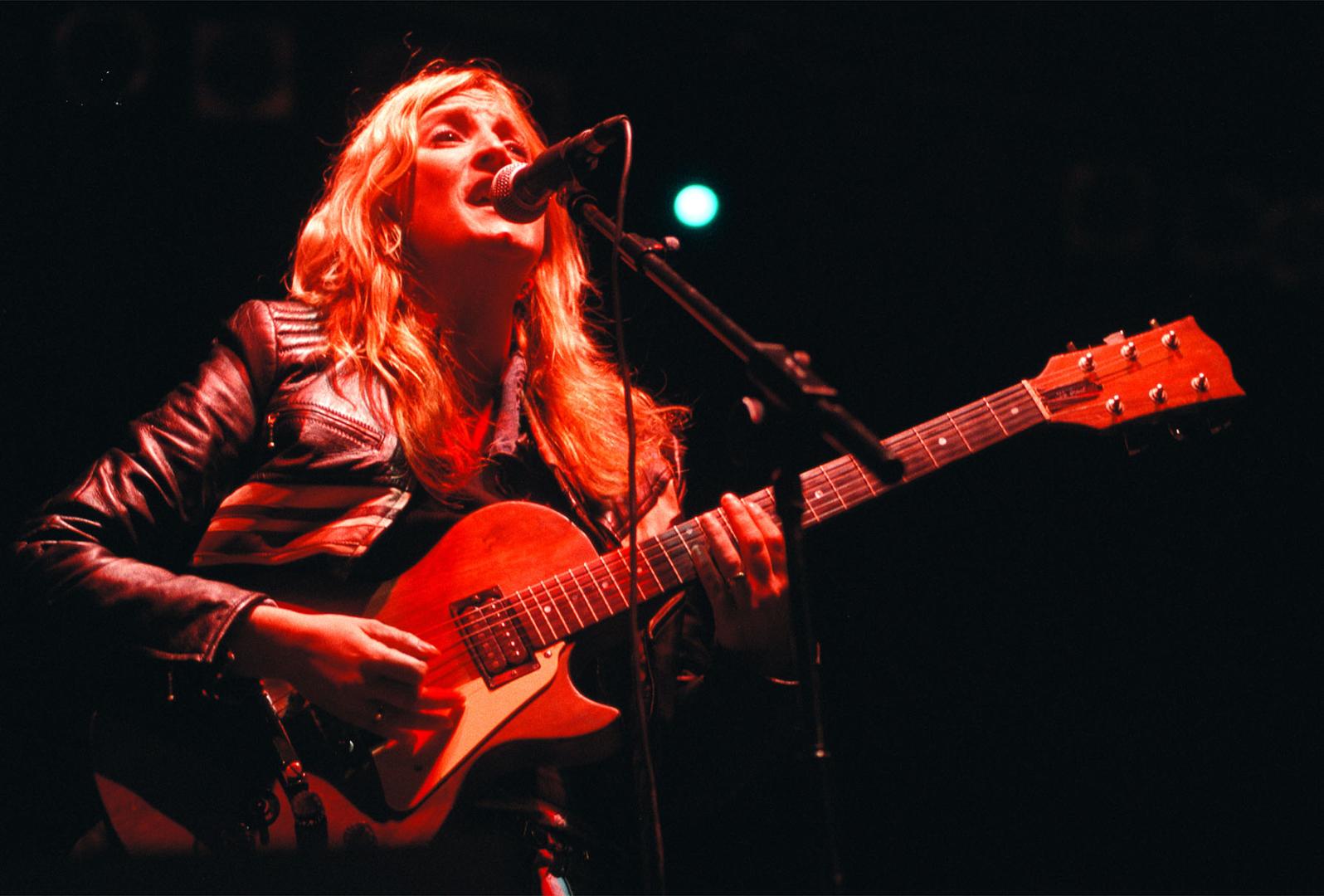 Aurora Beltrán, durante el concierto que Tahúres Zurdos ofreció en la plaza de los Fueros en las fiestas de San Fermín de 2002