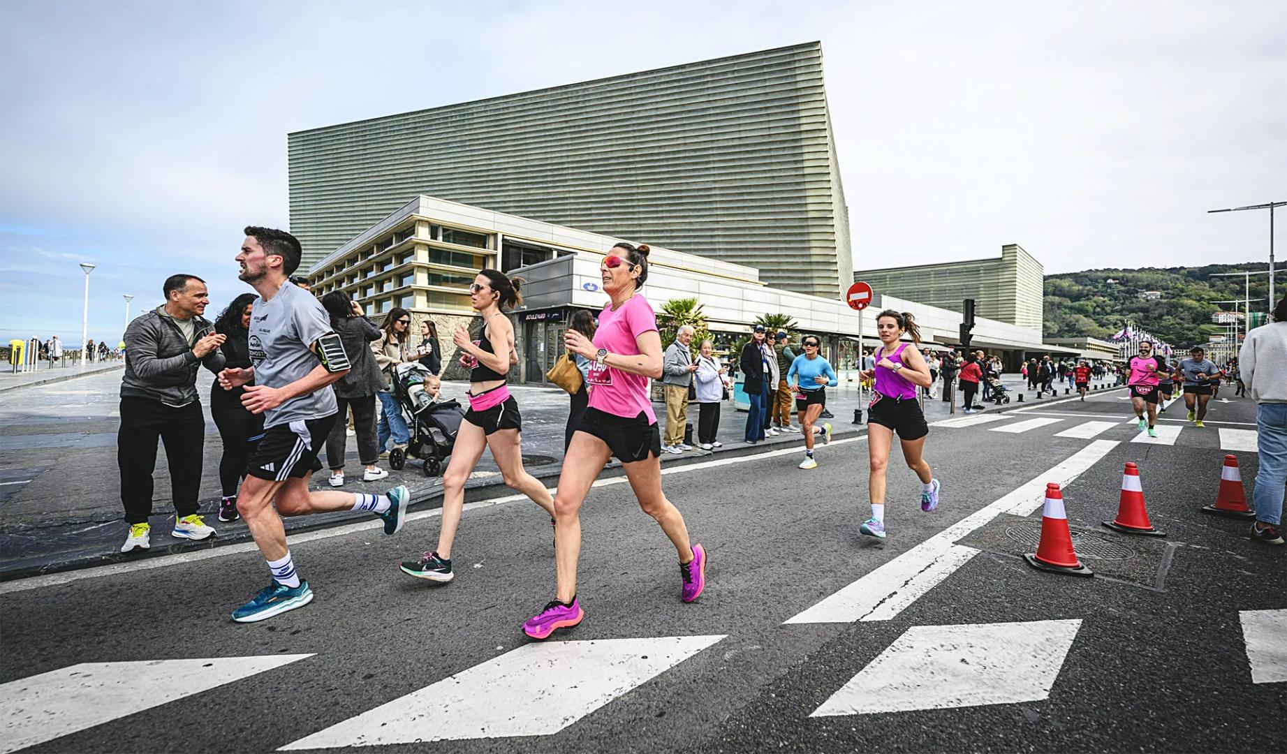 Varios corredores durante la Media maratón de San Sebastián de 2025