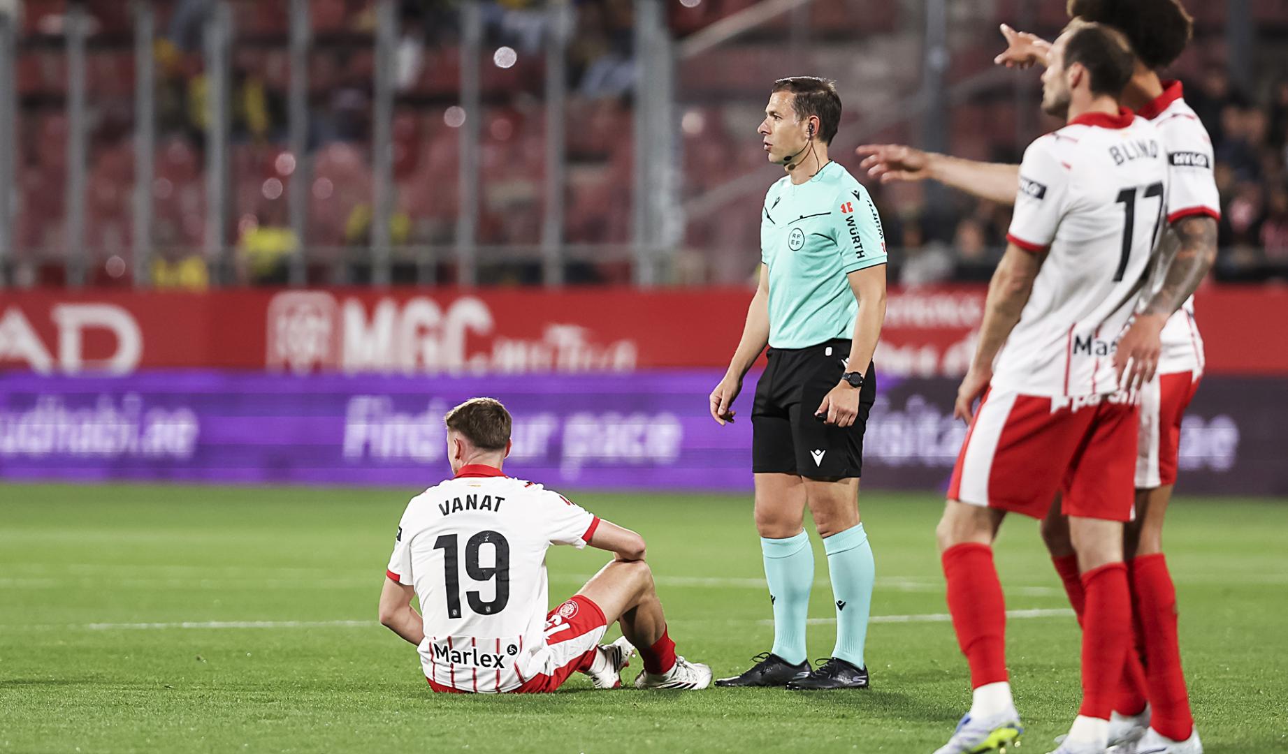 Vladyslav Vanatse va al suelo durante el partido contra el Villarreal tras lesionarse