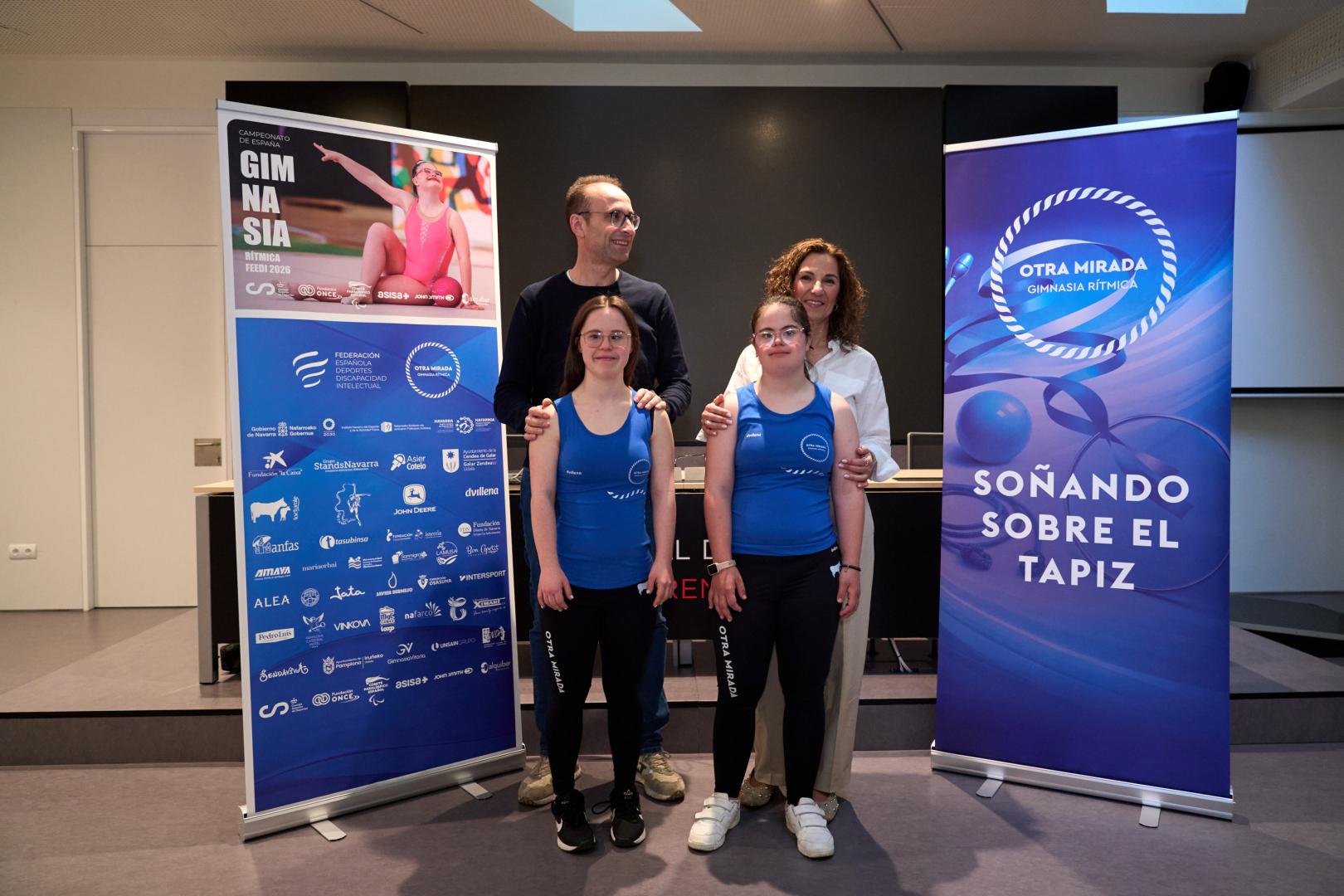 Las gimnastas Andrea de Jesús e Inés Alli, junto a Jorge Aguirre (INDAF) y Uxue Zulet (Otra Mirada)