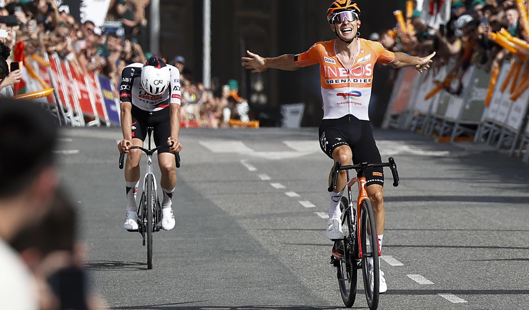 El ciclista del INEOS Grenadiers Axel Laurance (dcha.) se ha proclamado vencedor de la tercera etapa de la Vuelta Ciclista al País Vasco-Itzulia, por delante del navarro del UAE Emirates XRG Igor Arrieta