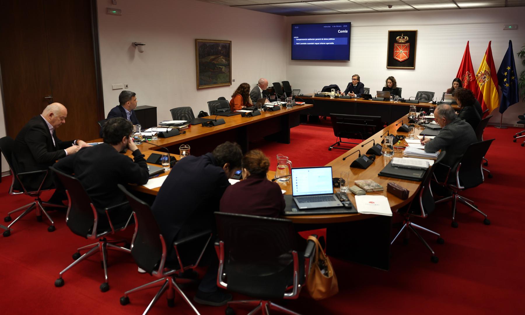 Miembros de la comisión de investigación del Parlamento de Navarra durante una de las sesiones