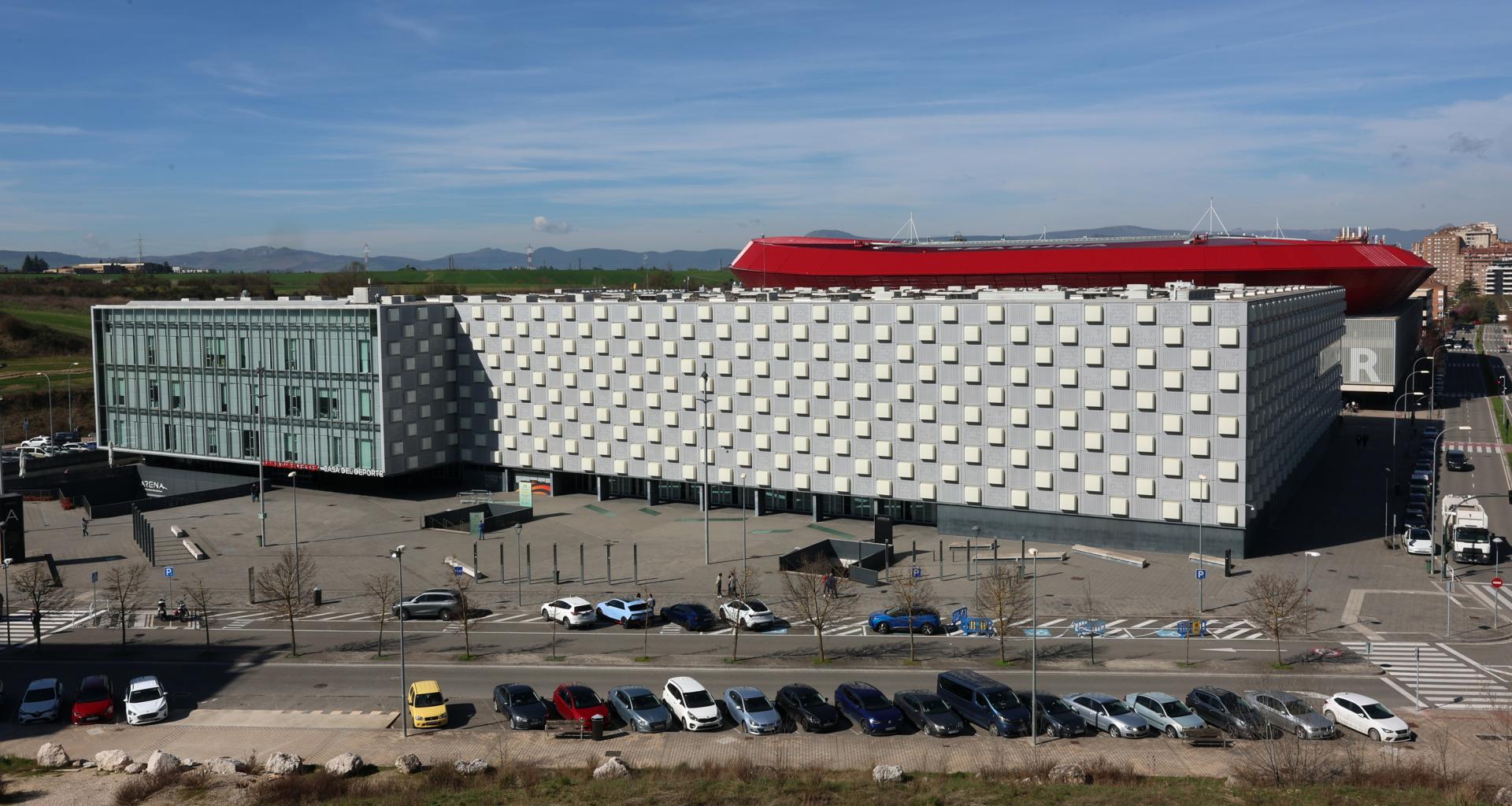 El pabellón Navarra Arena. A la izquierda, las oficinas que acondicionaron Acciona y Servinabar