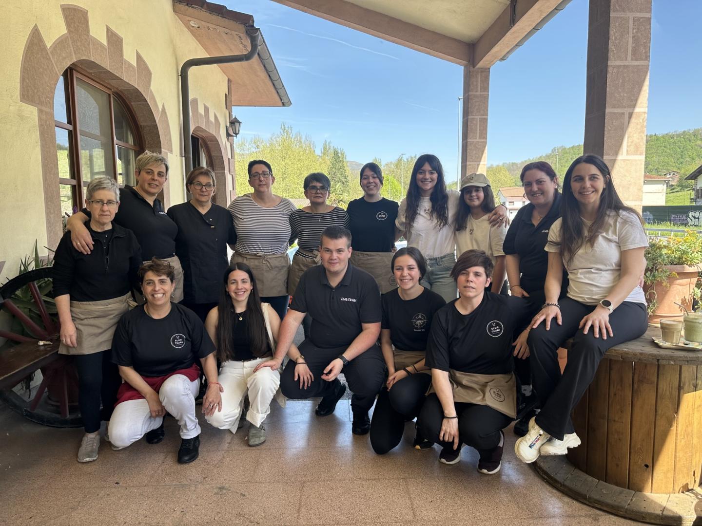 De pie, de izquierda a derecha, Arantxa Oteiza, Nerea Zubillaga, Conchi Larralde ,Edurne Urroz, Fay Cano, Izaro Larralde, Nahia Elizagoien, Libe Agirre, Ainhoa Goikoetxea y Sara Salaberria. Agachados: Xole García, Maialen Arretxea, Iker Urroz, Arrate Indart e Igone Salaberria. En la imagen obtenida ayer, faltan Ainara Antuña, Petra Larrald y Mariaje Iribarren, integrantes igualmente de la plantilla de Elor Txuri. cedida