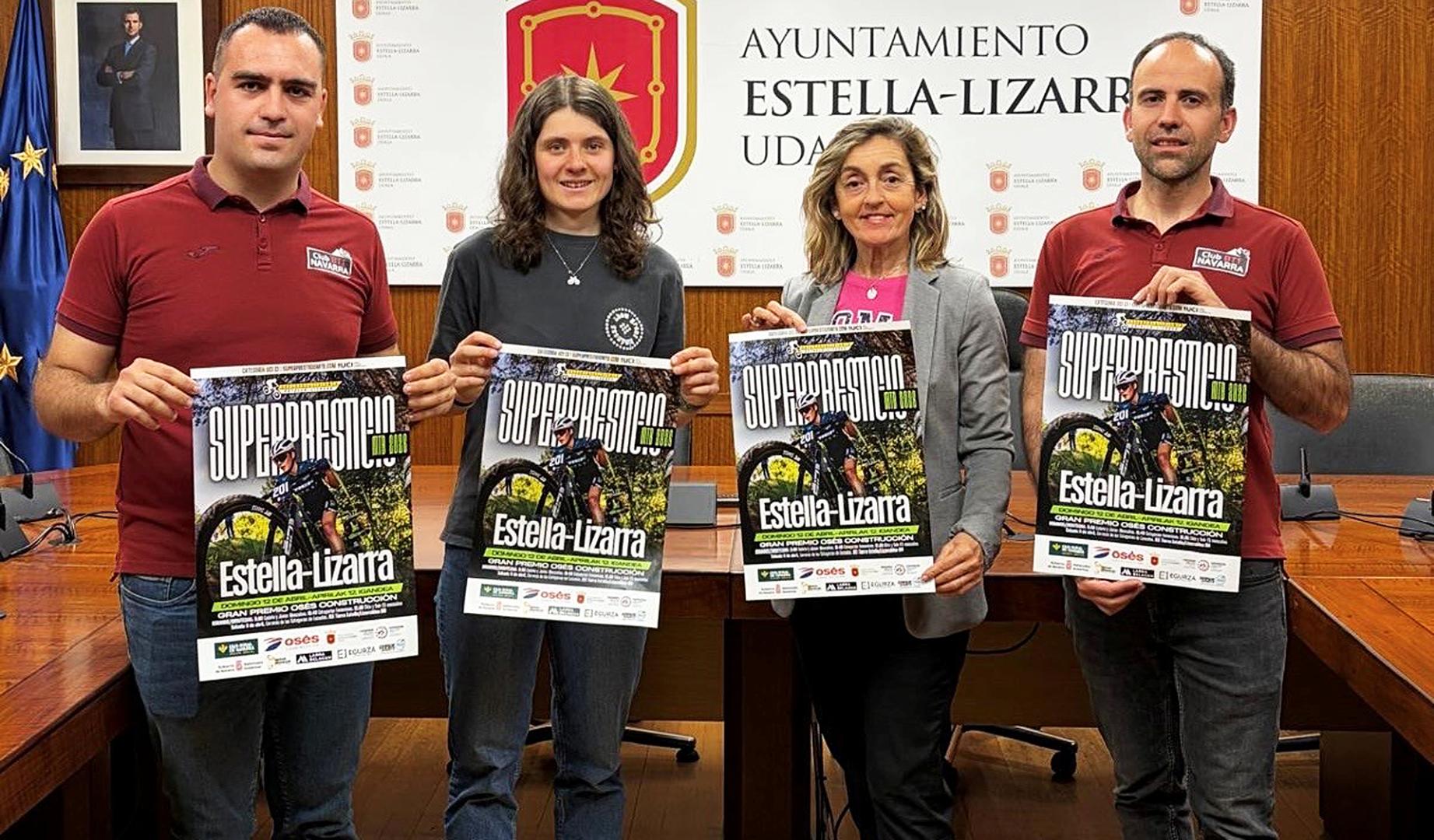 El salón de plenos del Ayuntamiento de Estella acogió la presentación de la prueba con organizadores y representantes del consistorio