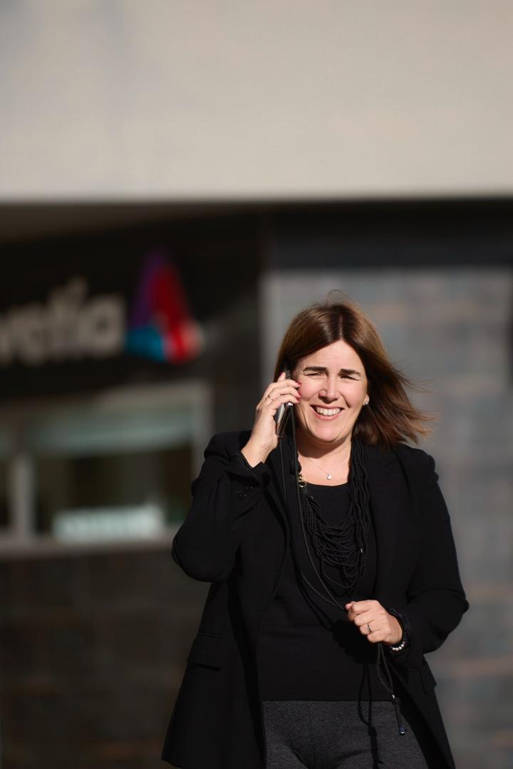 Elsa Izcue, agente de seguros que tiene oficina propia en Sarriguren, con Helvetia
