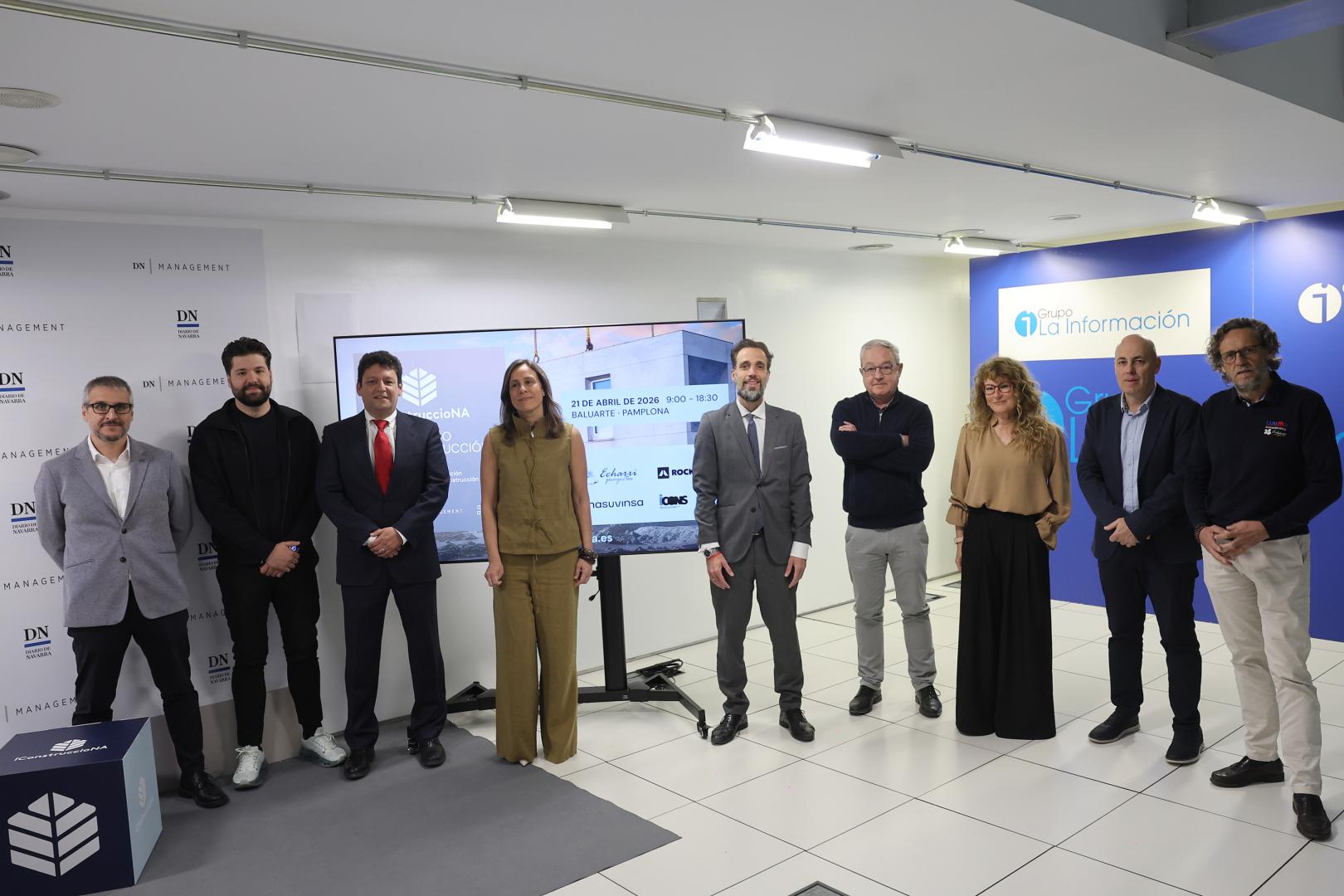 Desde la izquierda: Ismael Arenas (Nasuvinsa), Gonzalo Zozaya (Lico Norte), Emilio Linzoain (iConstruccioNA y ATEC), Alicia Nicolas (Diario de Navarra), Íñigo Porres (iCONS), José María Amescoa (Grupo Cetya), Belén Galindo (Diario de Navarra), Santiago Osés (Rockwool), Oscar Argal (Proyectos Echarri).