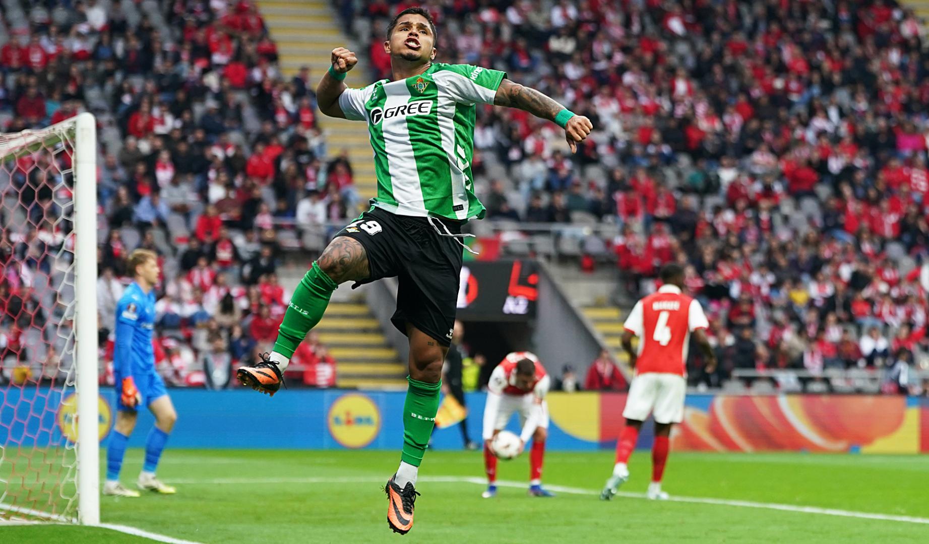 Cucho Hernández celebra el tanto del empate tras anotar el penalti
