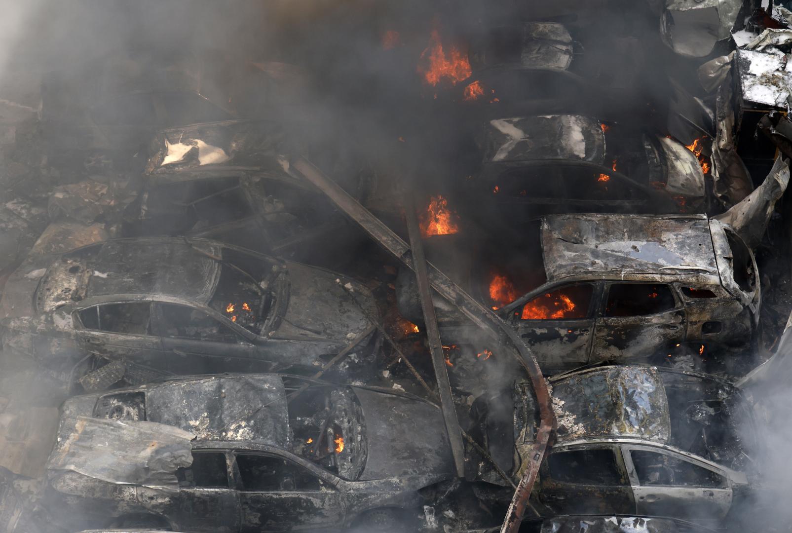 Coches quemados en el lugar de un ataque aéreo israelí en el barrio Corniche el-Mazraa de Beirut, Líbano