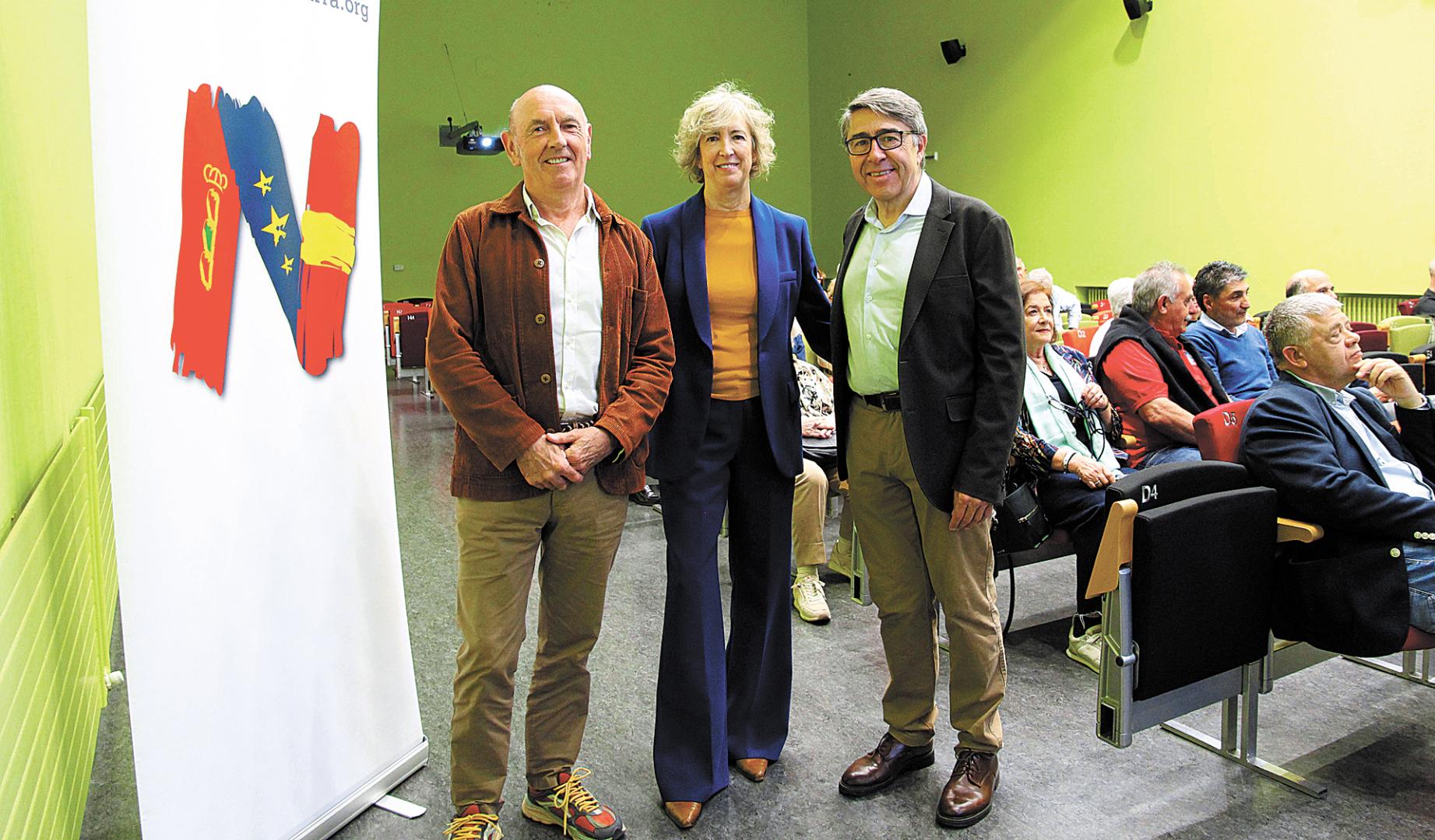 Ana Iríbar, viuda de Gregorio Ordóñez, entre Iñaki Arteta, director del documental, y Eduardo López-Doriga, presidente de Sociedad Civil Navarra
