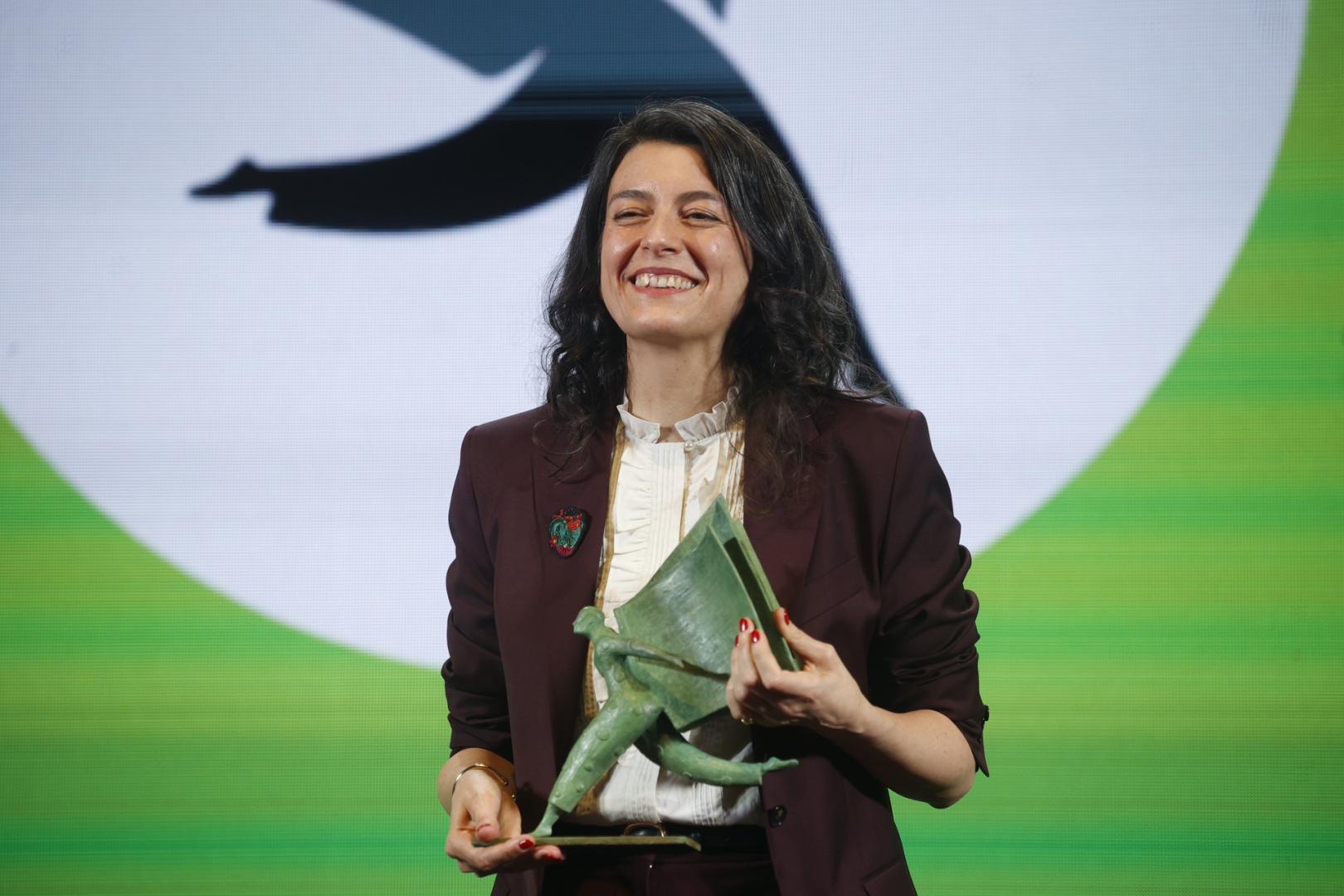 La escritora Samanta Schweblin posa con el I Premio Aena de Narrativa Hispanoamericana