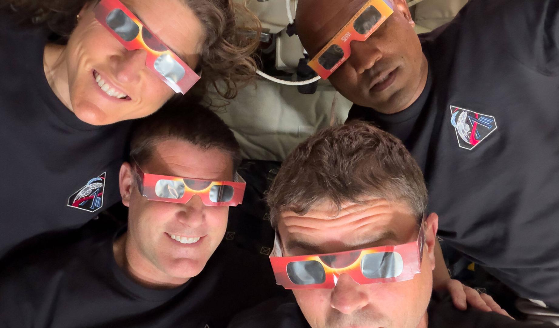Los astronautas de la nave espacial Orion Reid Wiseman (2d), Victor Glover (1d), Christina Koch (1i) y Jeremy Hansen (2i) durante la misión Artemis II
