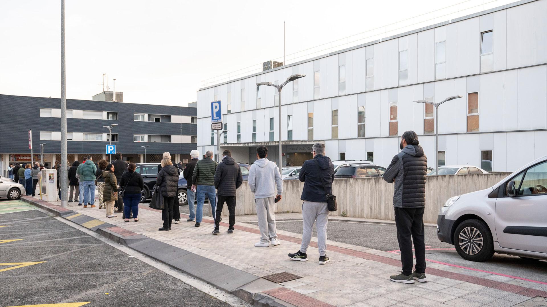 Decenas de personas esperaban este miércoles por la mañana a las puertas del centro de salud de Sarriguren para pedir cita médica