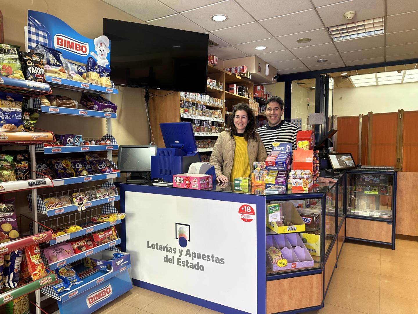 Ester Senosiain Labat y Carlos Lerga San Martín en su estanco de Arróniz.