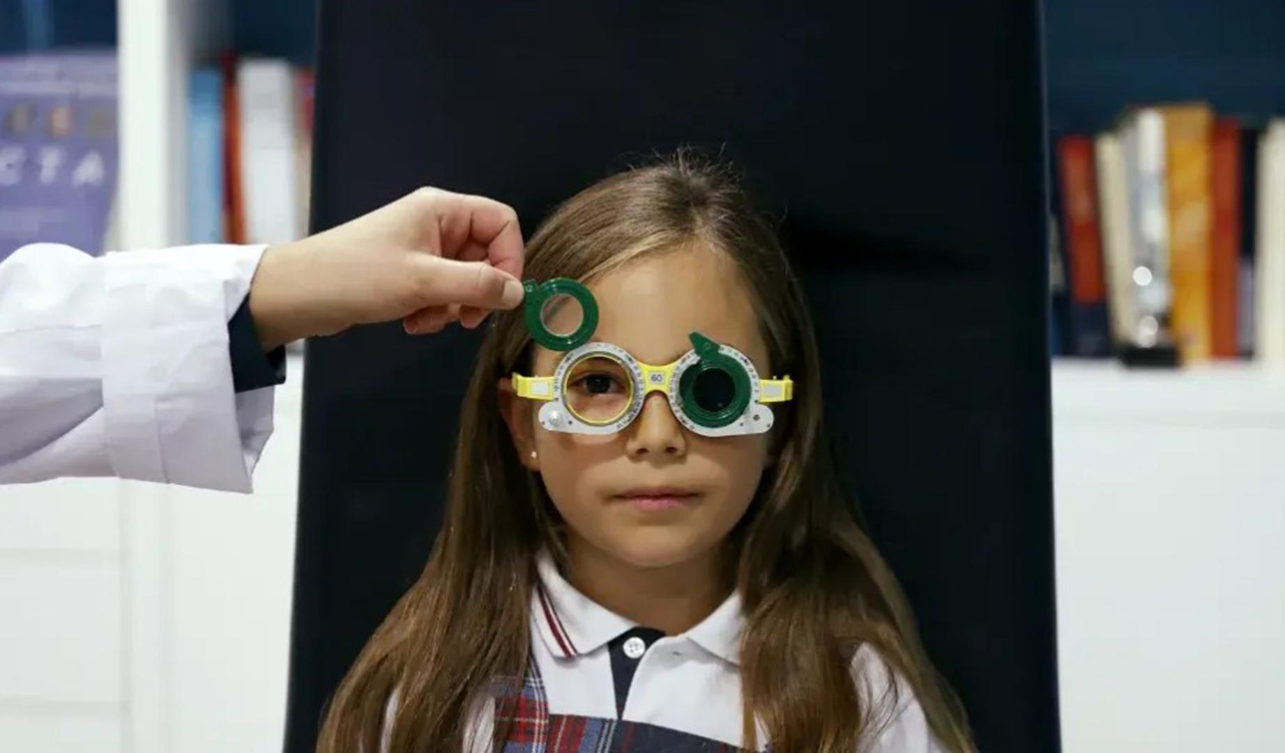 Una niña en el oftalmólogo