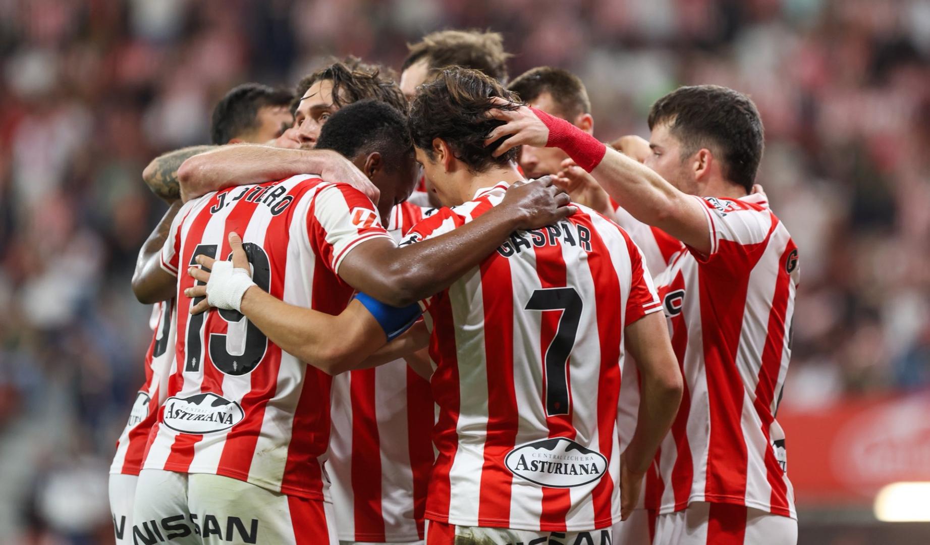 Los futbolistas del Real Sporting de Gijón durante el último encuentro de liga
