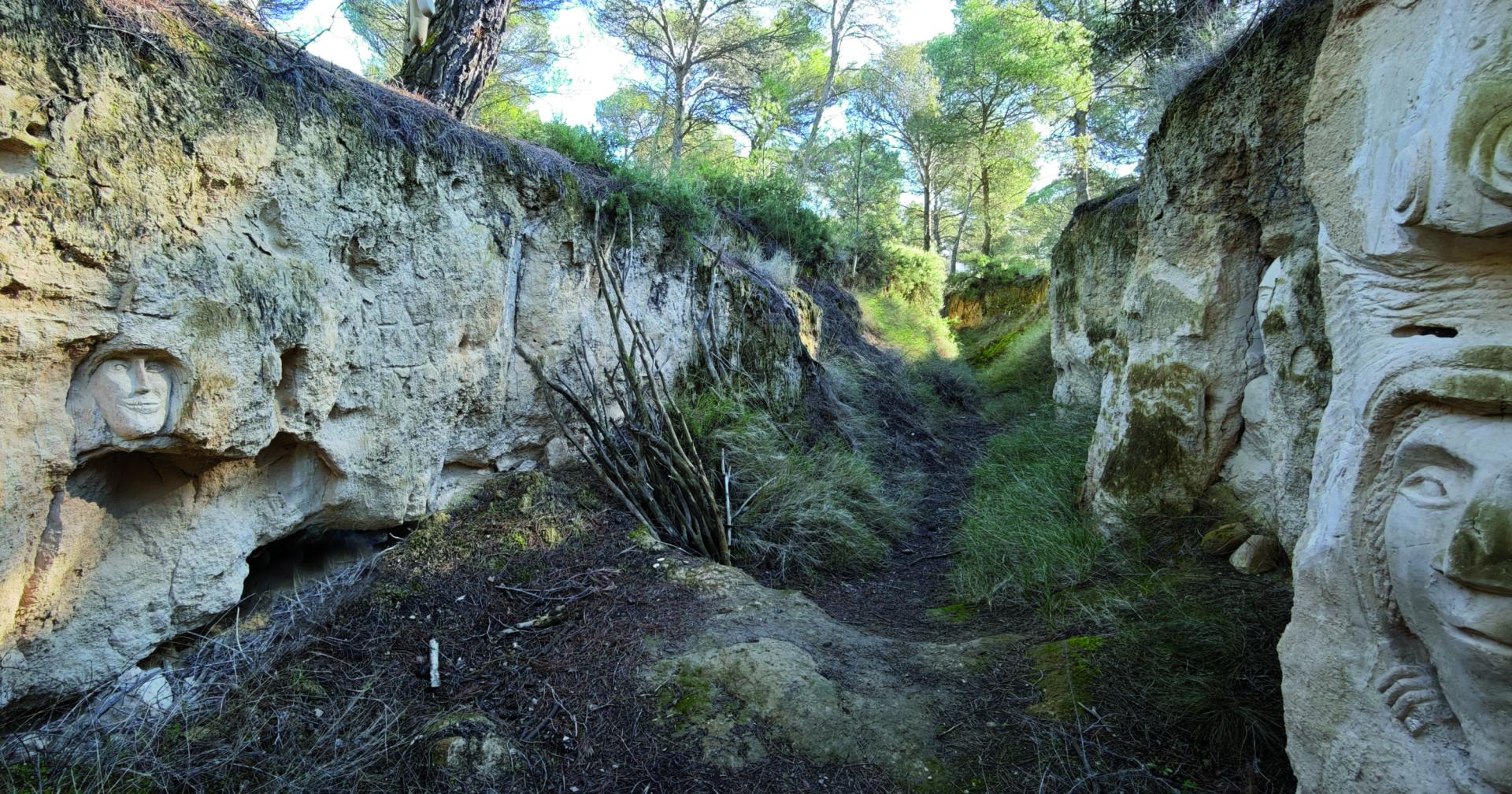 Un sorprendente barranco esculpido es uno de los atractivos de esta ruta por Falces