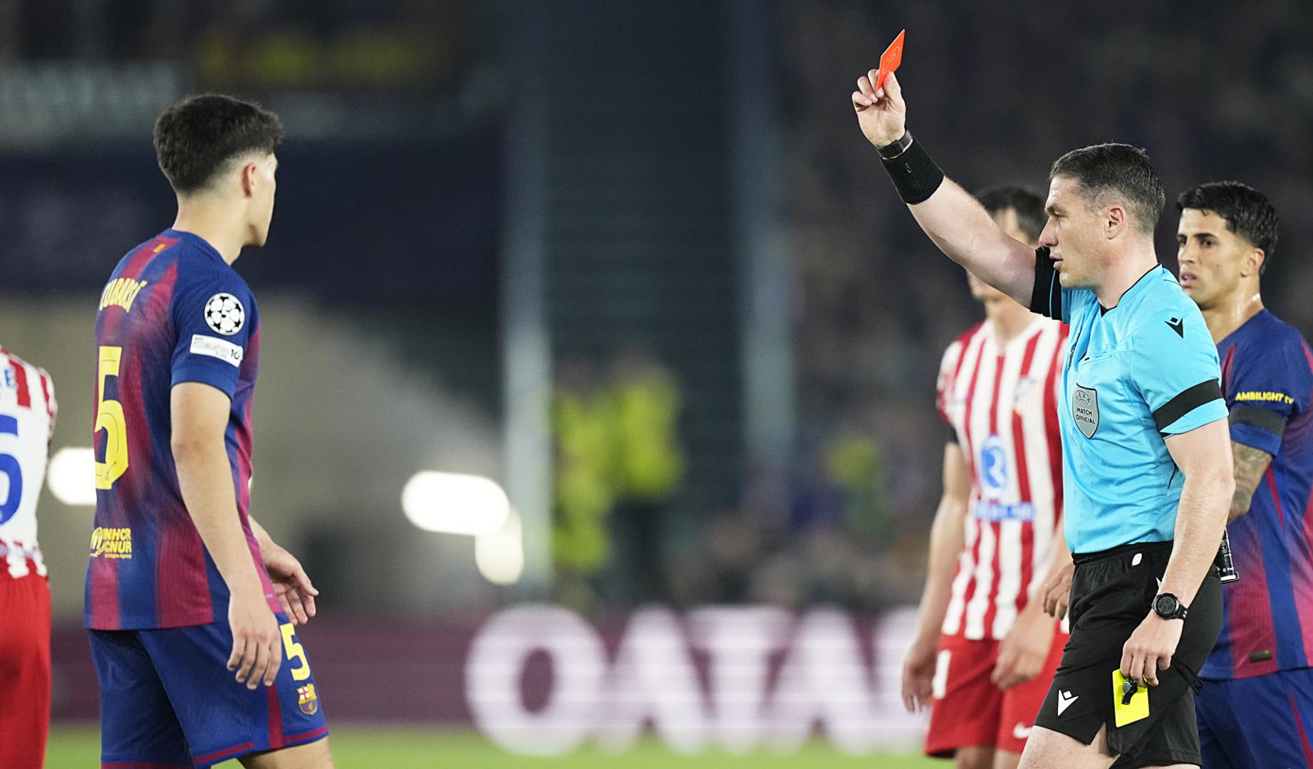 El colegiado István Kovács muestra cartulina roja al defensa del FC Barcelona Pau Cubarsí