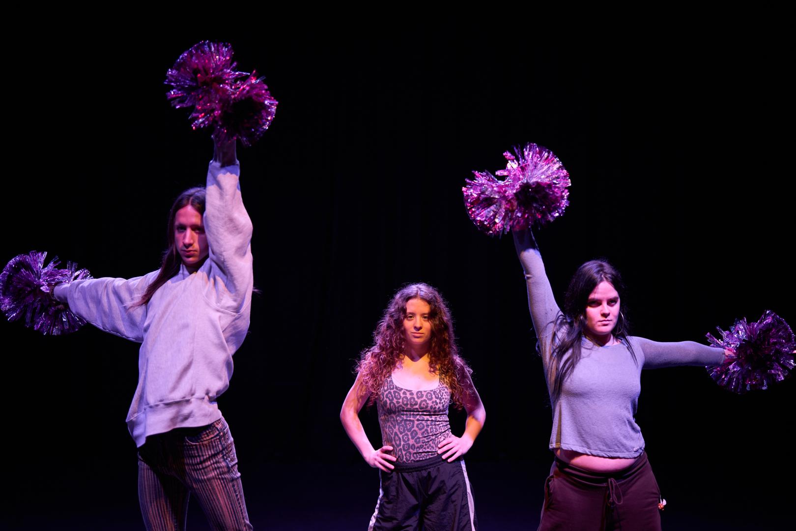 Izai Rodríguez (izq.), Paula Puchalt y Ane Sagüés durante un ensayo en el Anfiteatro de Zizur Mayor.