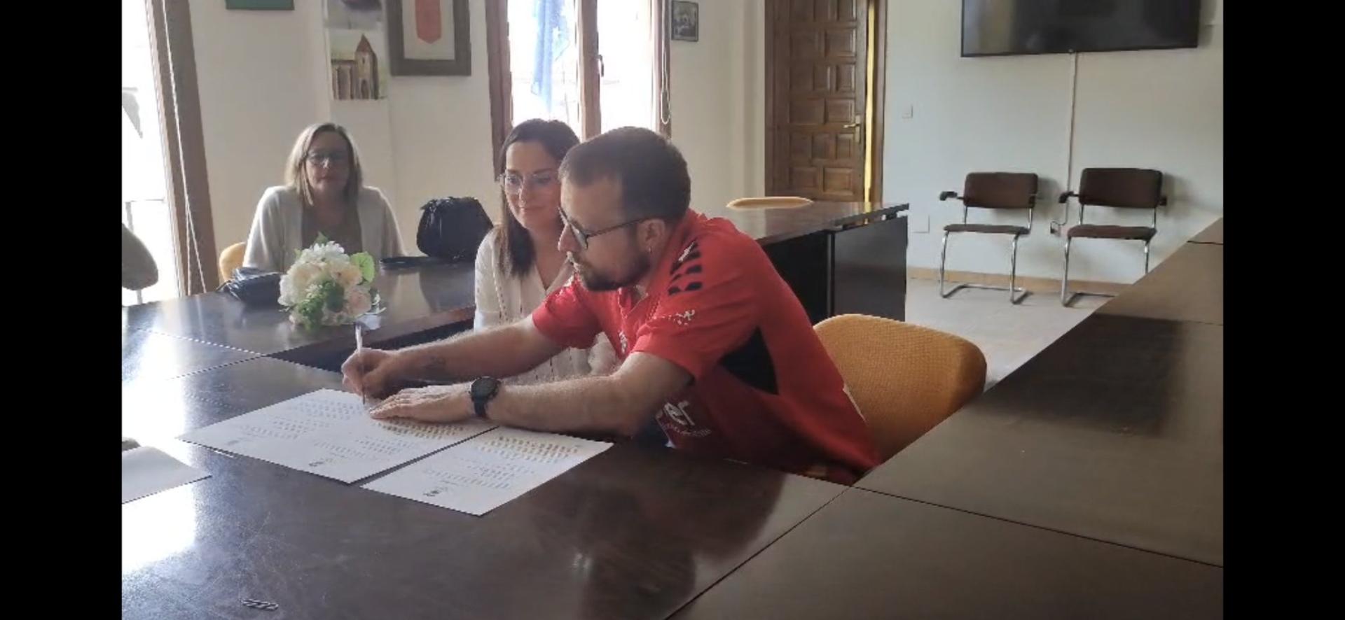 Momento de la firma en el enlace civil en Ablitas, con Leticia Jaria y Eduardo Gracia, con la camiseta de Osasuna