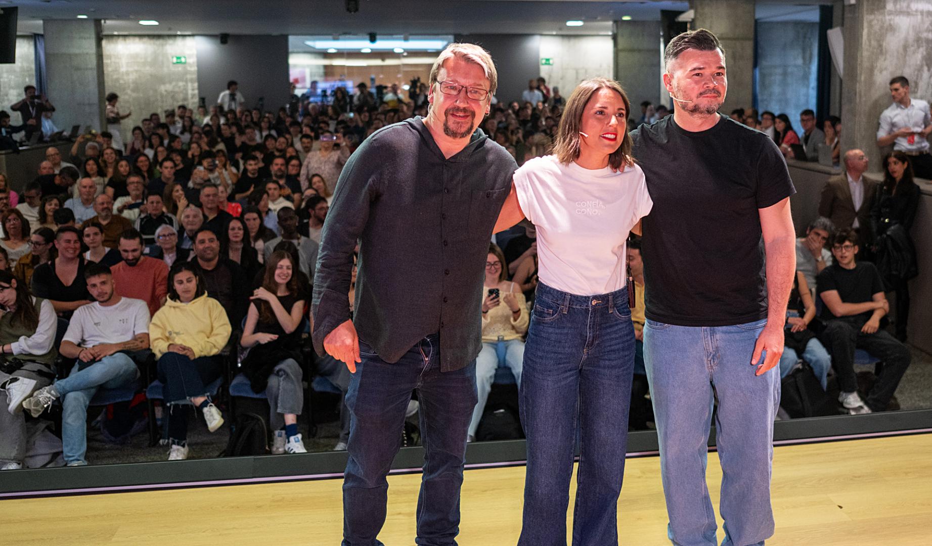 El portavoz de ERC en el Congreso de los Diputados, Gabriel Rufián (dcha.) y la secretaria política de Podemos y eurodiputada, Irene Montero (centro), durante el diálogo 'Què s'ha de fer?', moderada por Xavier Domènech (izda.)