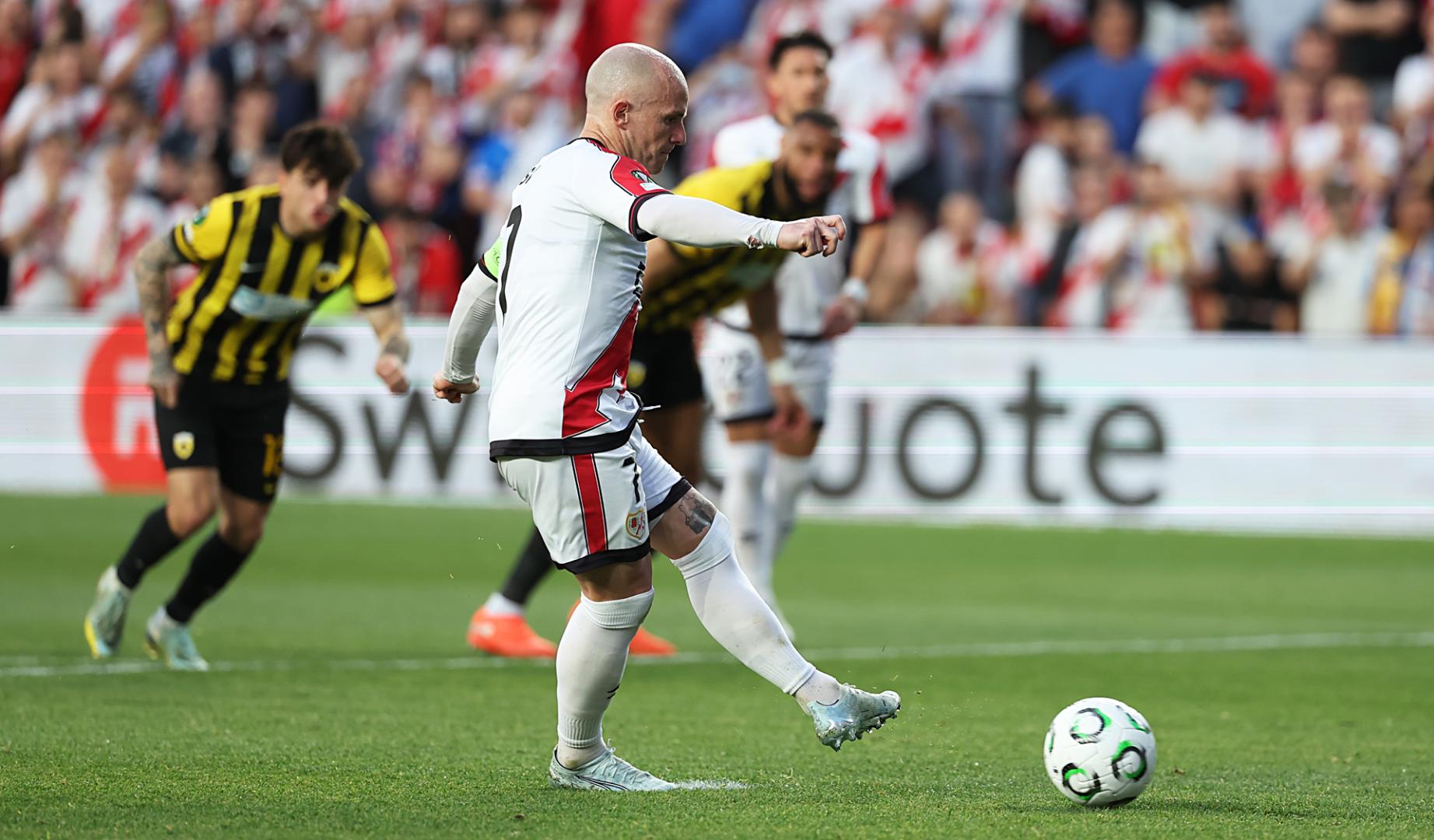 El centrocampista del Rayo Isi Palazón marca de penalti el 3-0