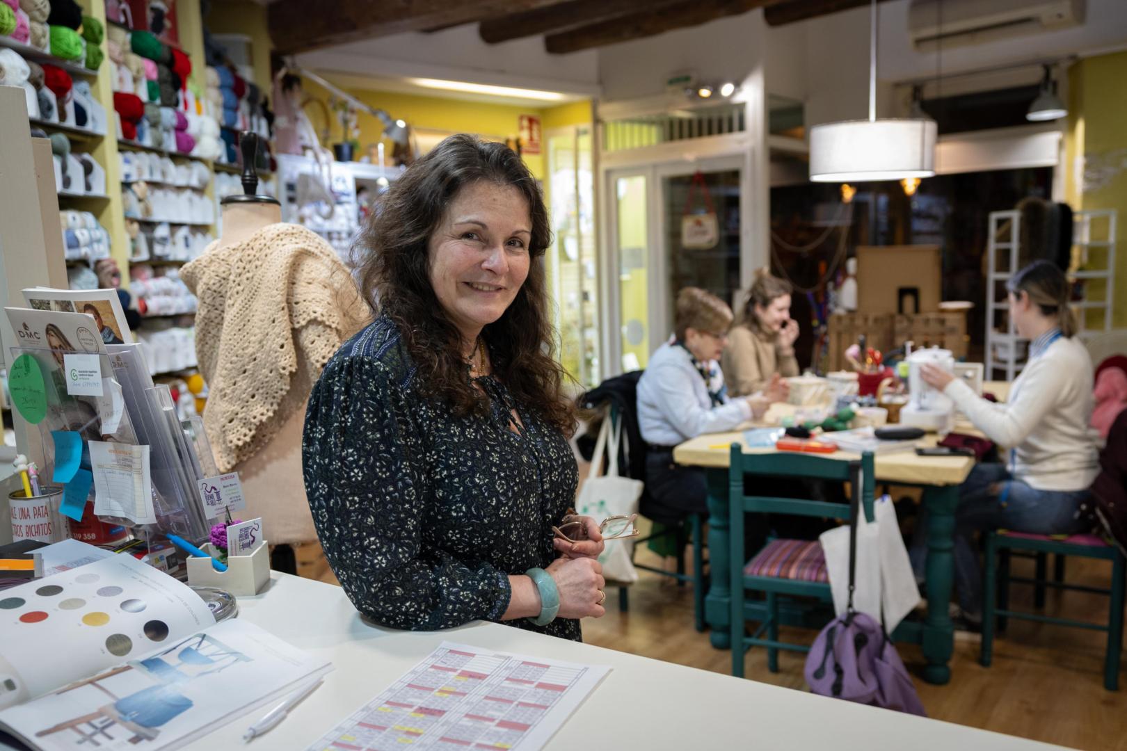 Maite Blanco Royo, en el interior de su mercería El Duende del Hilo de Tudela