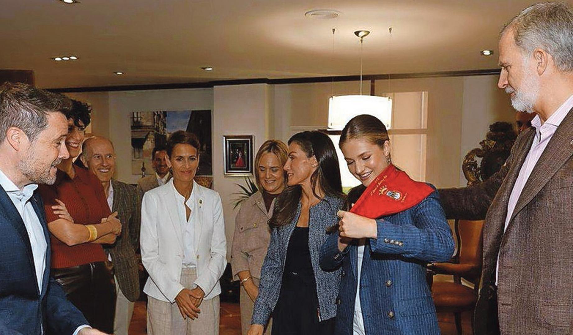 Instante de la entrega a la princesa Leonor del pañuelo rojo de fiestas de Tudela preparado para la ocasión por parte de la mercería El Duende del Hilo