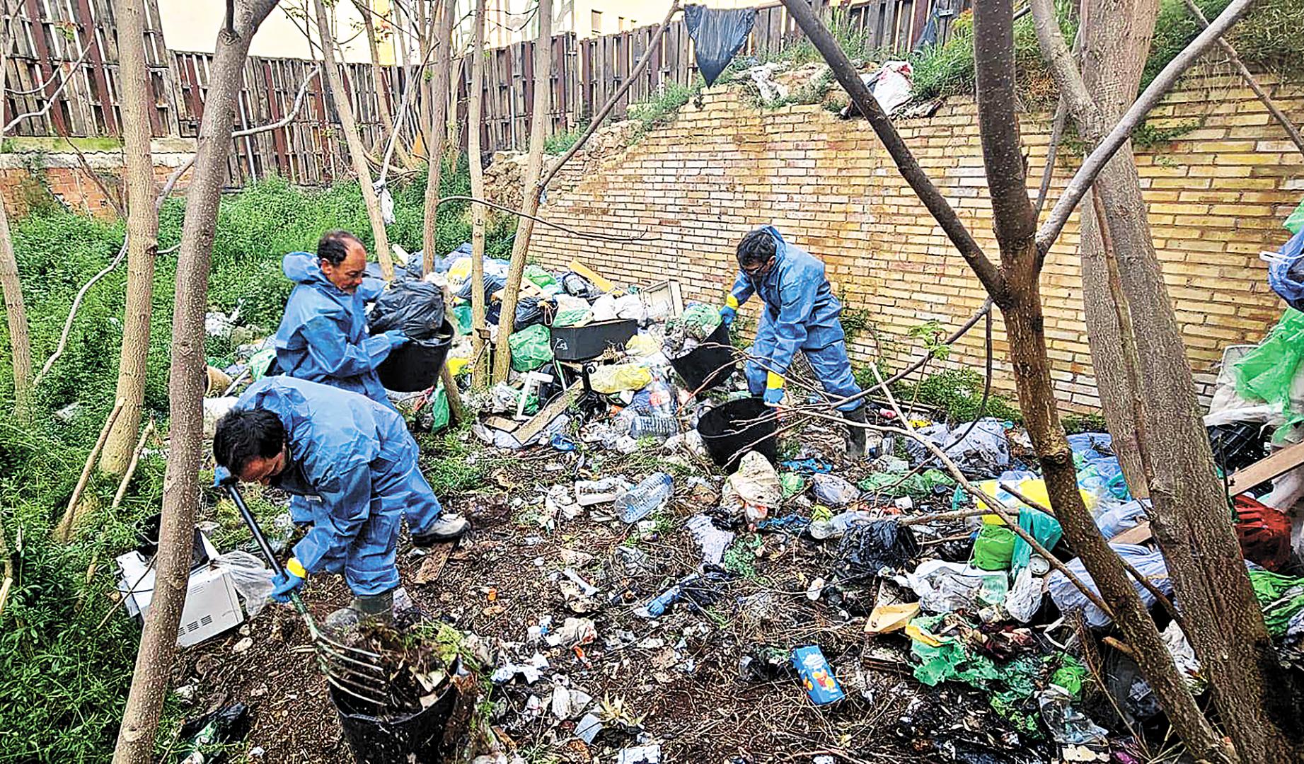 Operarios de la brigada municipal retiran la basura del solar durante la mañana de este jueves, 9 de abril