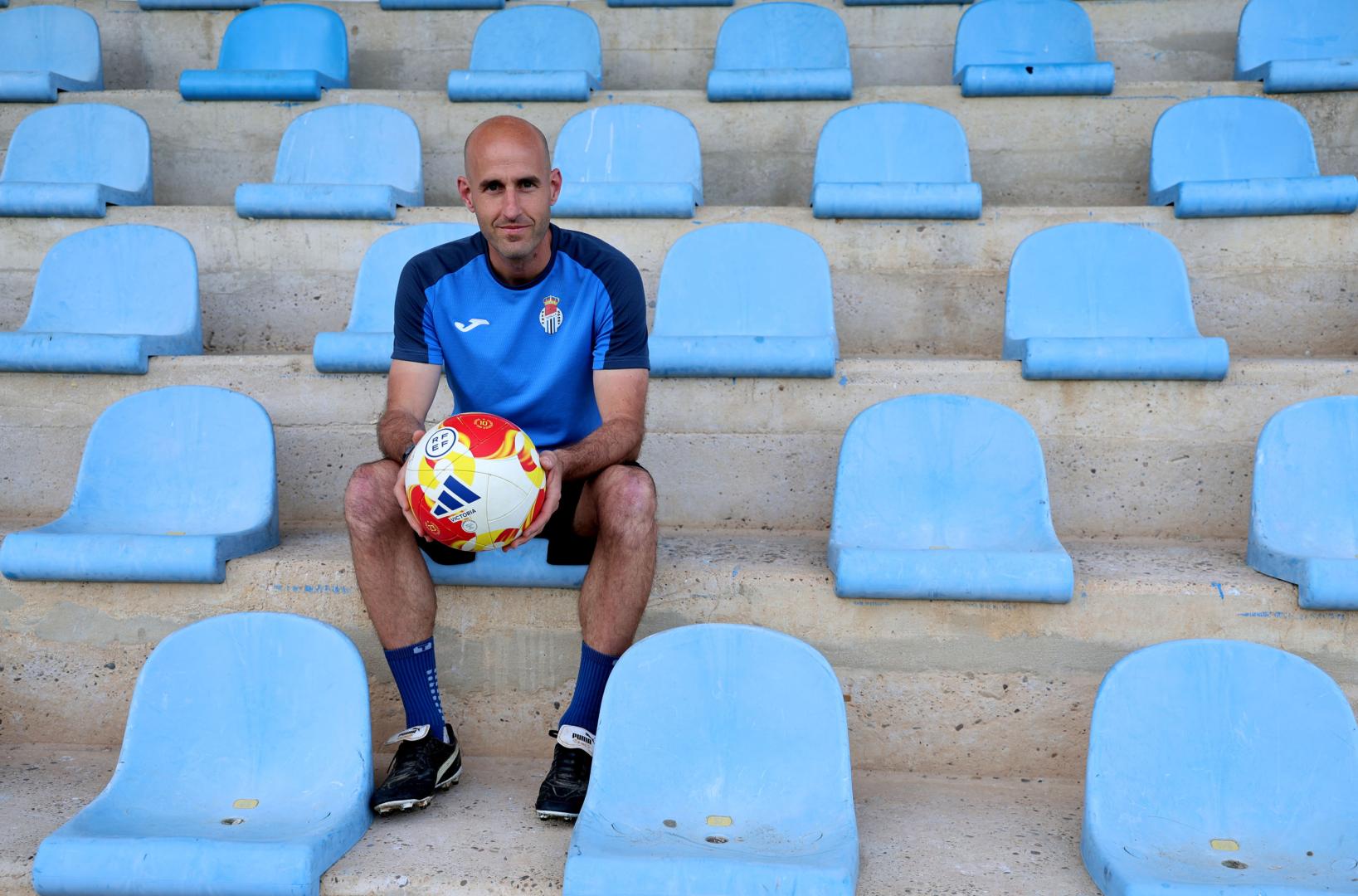El entrenador de la Peña Sport, Ion Vélez, en la grada del San Francisco