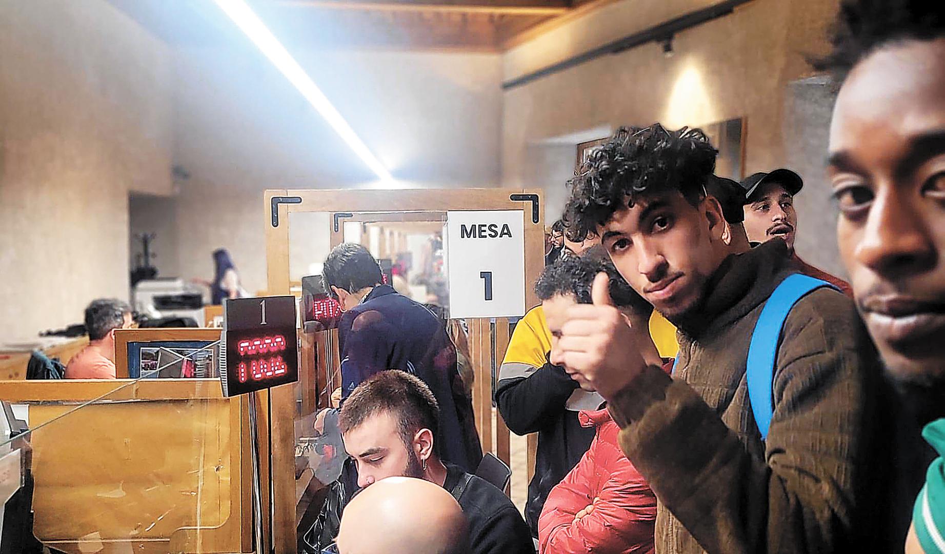 Migrantes e integrantes de los colectivos durante el intento fallido de empadronar a estas personas