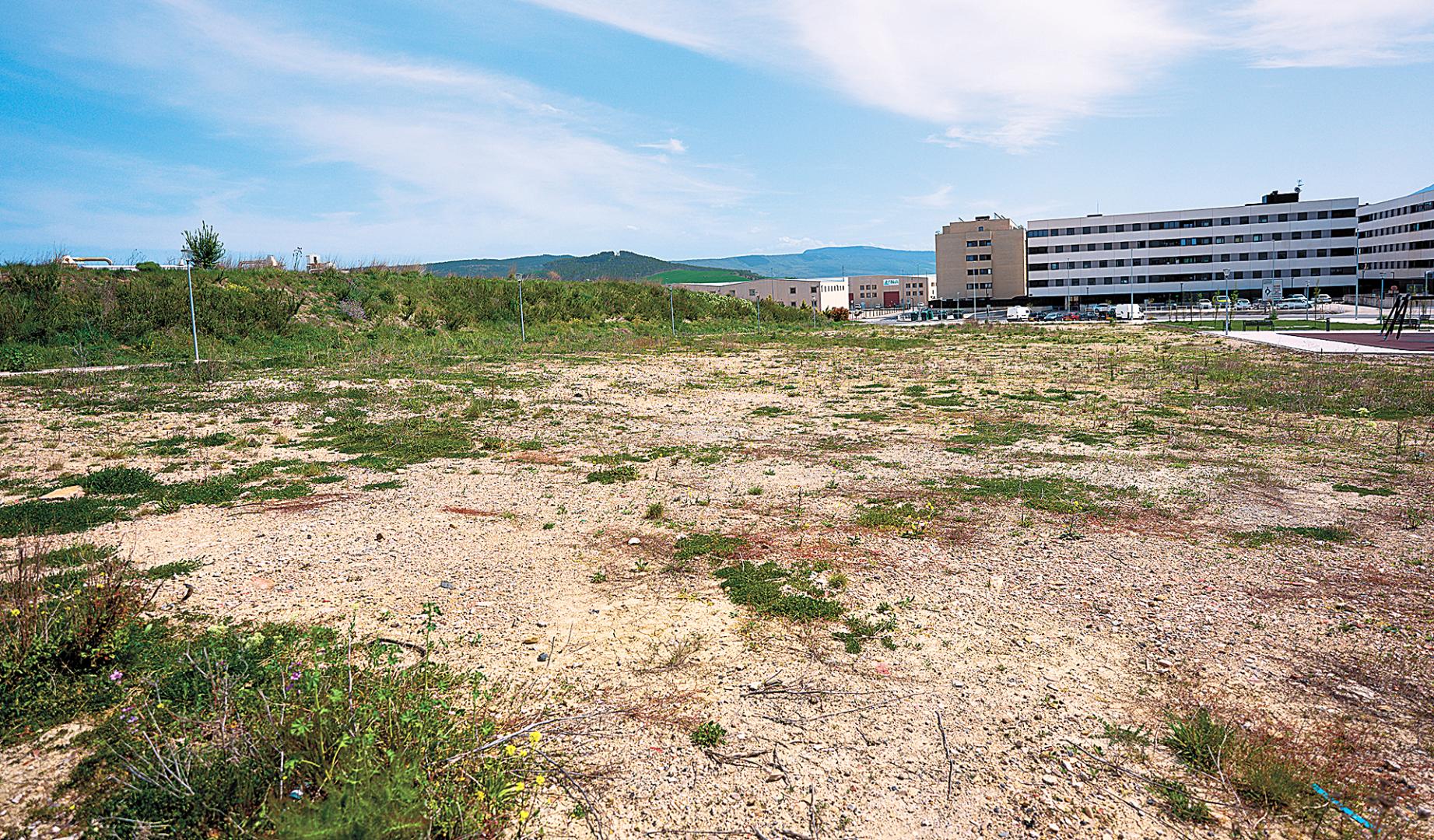 Vista parcial de los terrenos ya urbanizados en Beriáin. Al fondo los edificios levantados donde estuvieron las cocheras. A la derecha, el parque