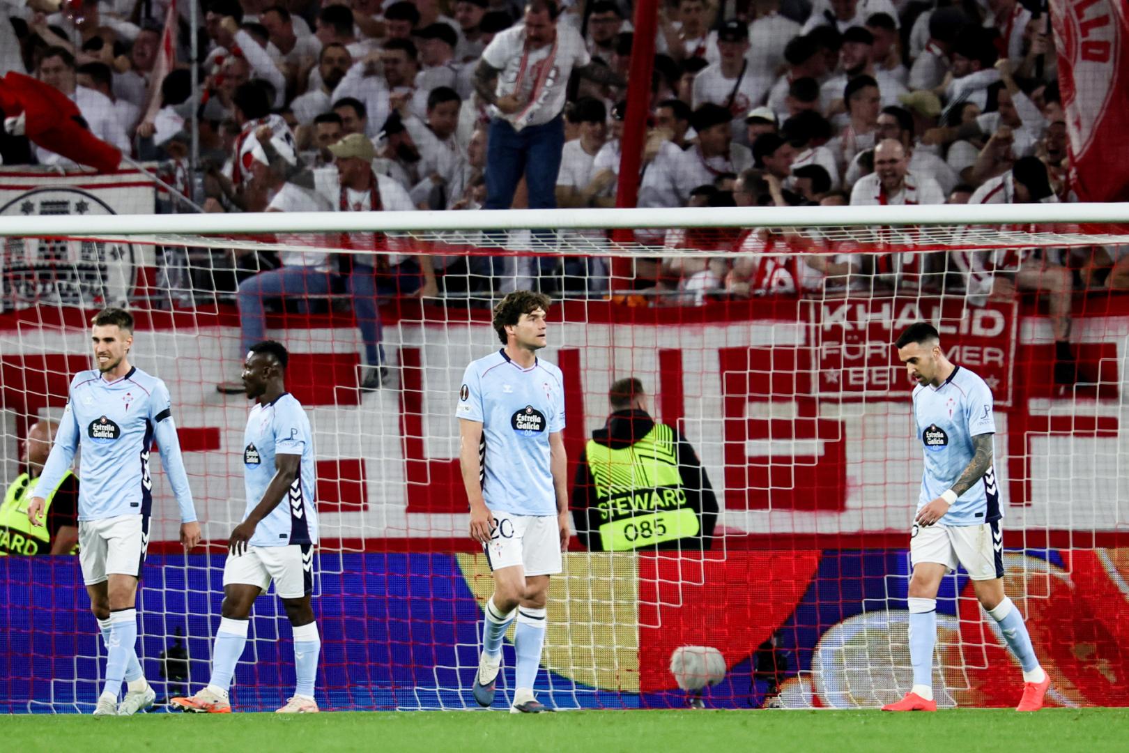 Caras largas en los jugadores del Celta tras el tercer gol del Friburgo