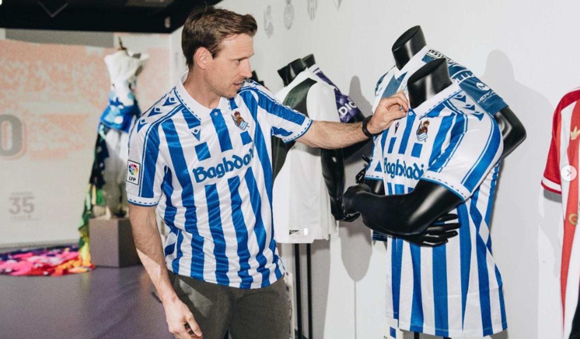 Nacho Monreal posa con la camiseta retro de la Real Sociedad