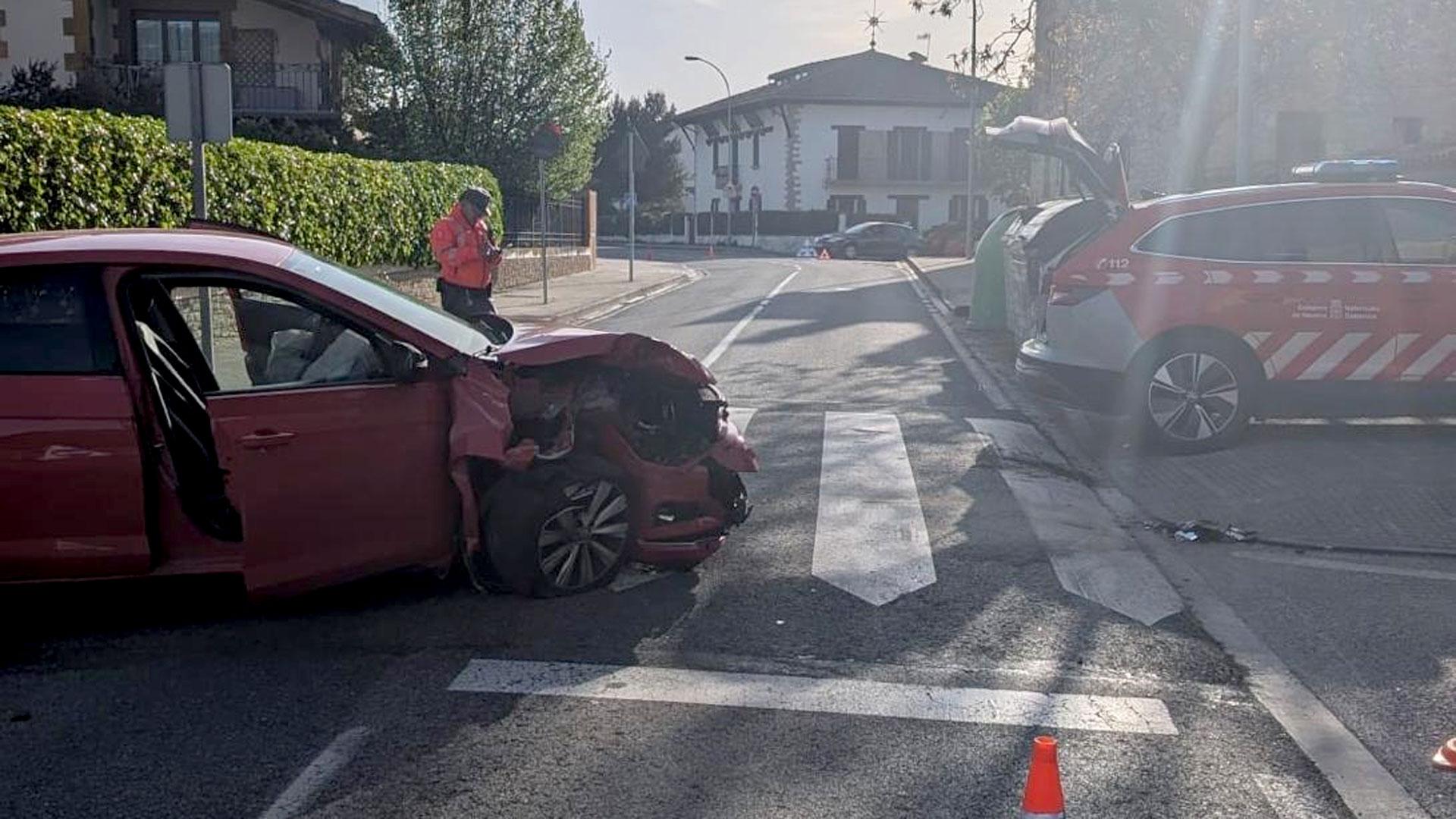 Agentes de la Policía Foral atienden un accidente por alcance en Etxauri