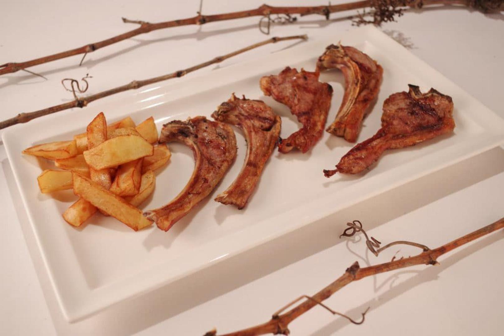 Finas, jugosas y con ese toque crujiente en el exterior, las chuletillas del Mesón las Torres representan a la perfección la esencia de la cocina navarra más auténtica
