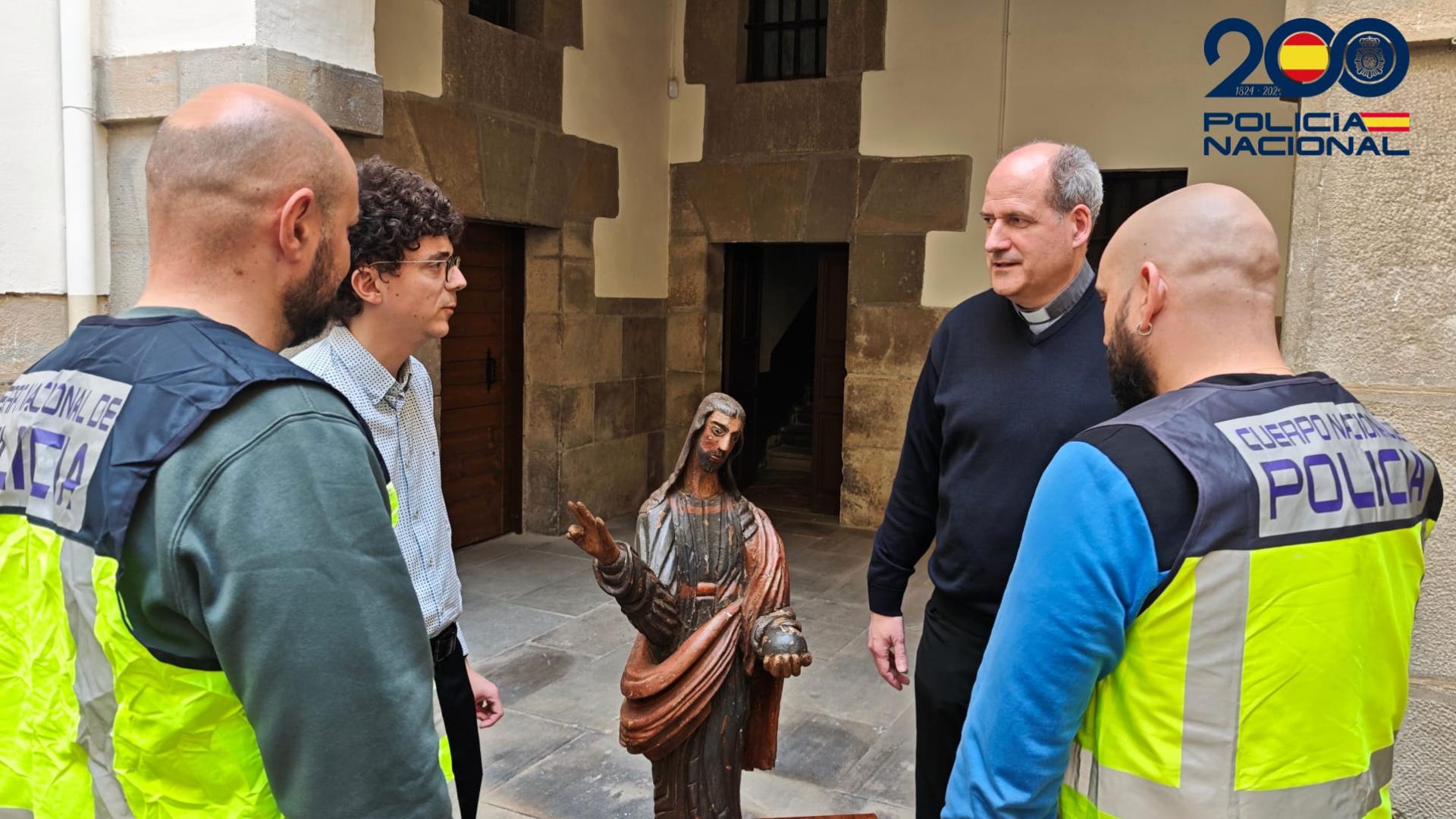 Dos agentes de la Policía junto al Vicario General de la Archidiócesis navarra Miguel Larrambebere Zabala y el doctor en Historia Don Alejandro Aranda Ruiz