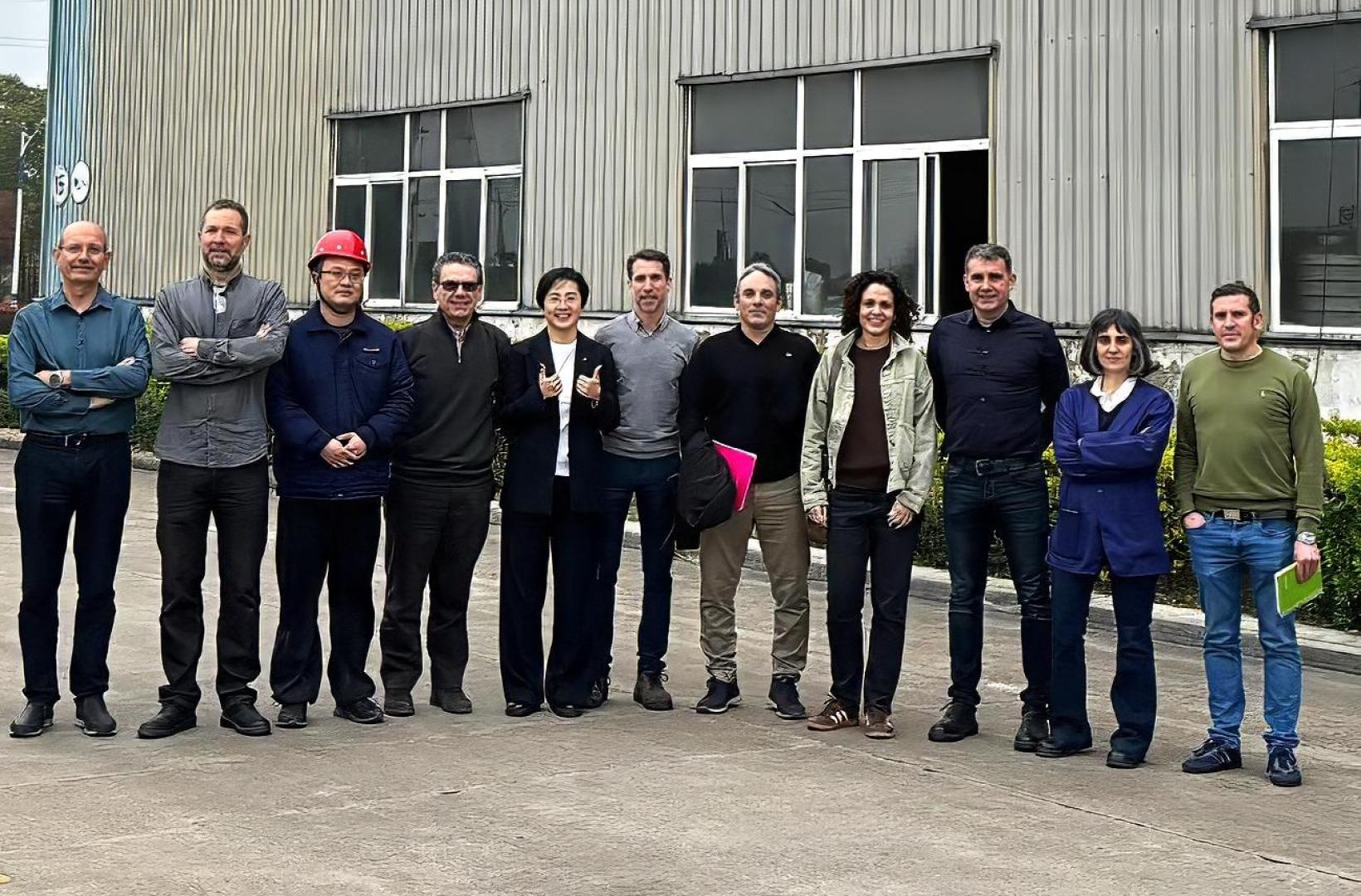 Representantes de la cooperativa con enlaces de China.