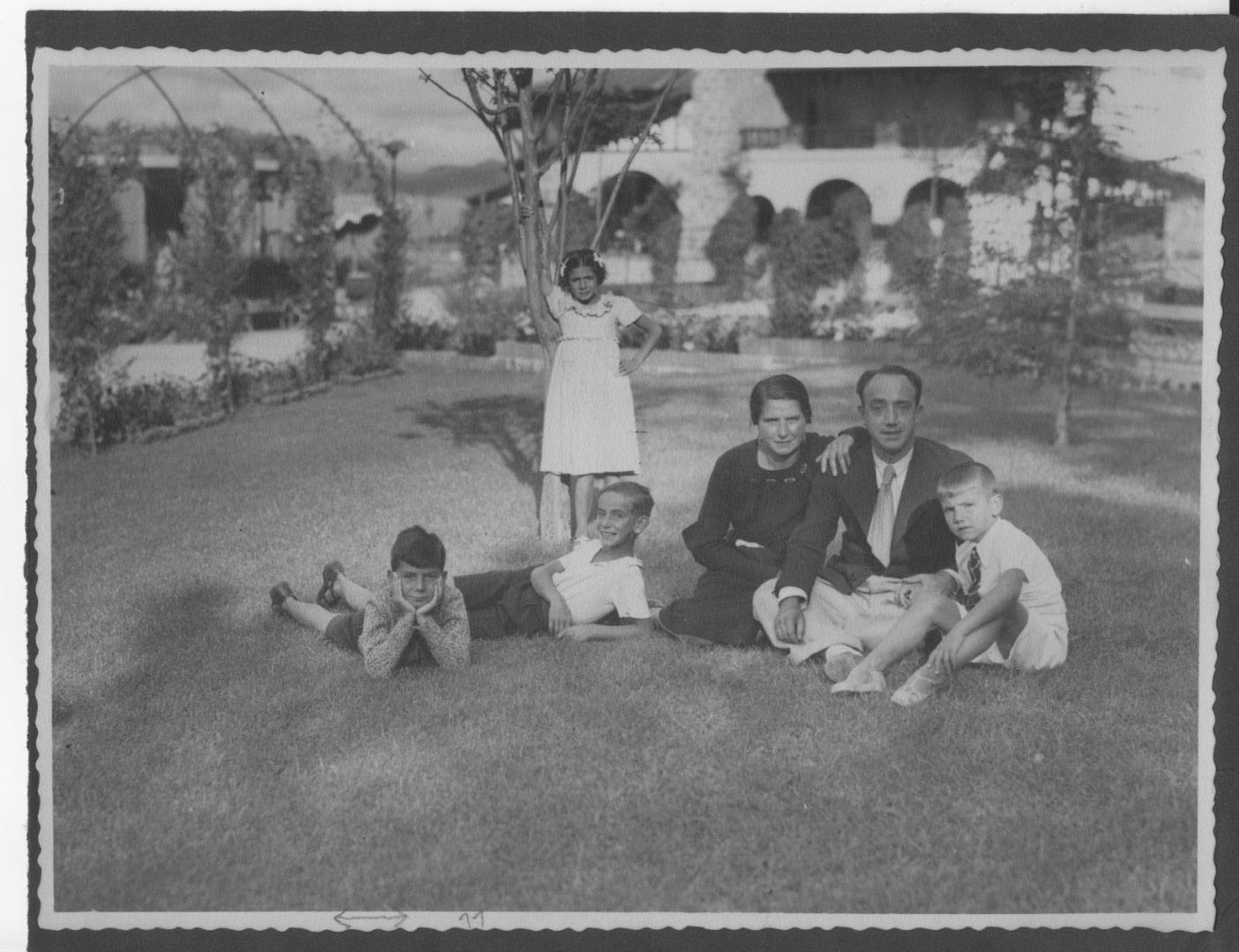 FELIX HUARTE. RETRATO DE FAMILIA EN VILLA ADRIANA. FELIX HUARTE. RETRATO DE FAMILIA EN SU CASA DE PAMPLONA, VILLA ADRIANA, PROYECTADA POR VICTOR EUSA.Fotografía de la familia Huarte en Villa Adriana.