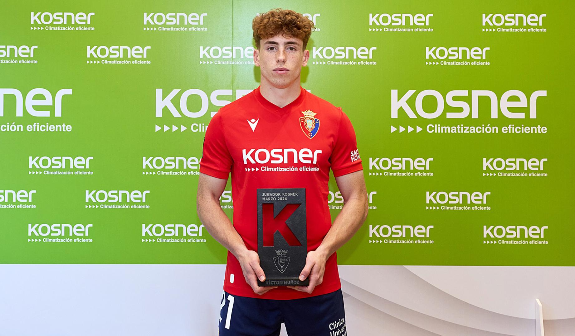 Víctor Muñoz sostiene el galardón 'Jugador Kosner del mes’ de marzo