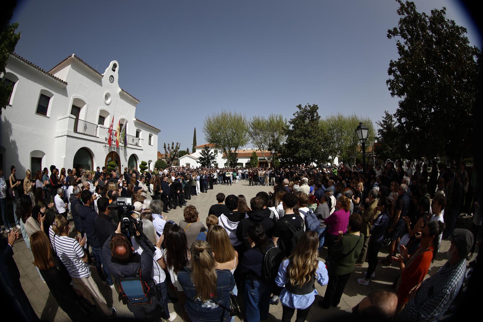 Familiares y amigos guardan un minuto de silencio este viernes en la Plaza España del Ayuntamiento de Villanueva de la Cañada por el fallecimiento del menor apuñalado