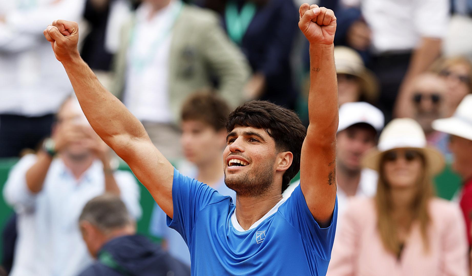 Carlos Alcaraz celebra la victoria contra el kazajo Alexander Bublik en cuartos de final del Masters 1000 de Montecarlo por 6-3 y 6-0