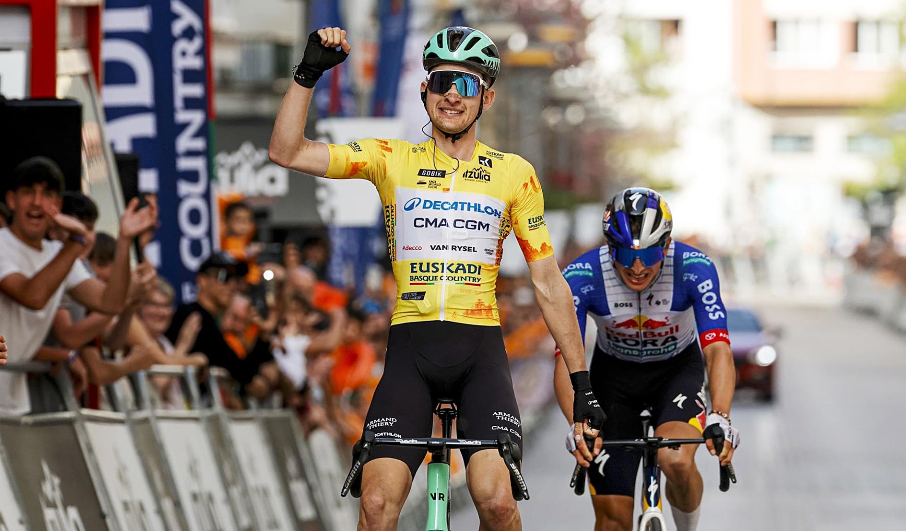 El ciclista francés Paul Seixas (Decathlon CMA CGM Team) levanta los brazos en Eibar tras la quinta etapa de la Vuelta al País Vasco 2026