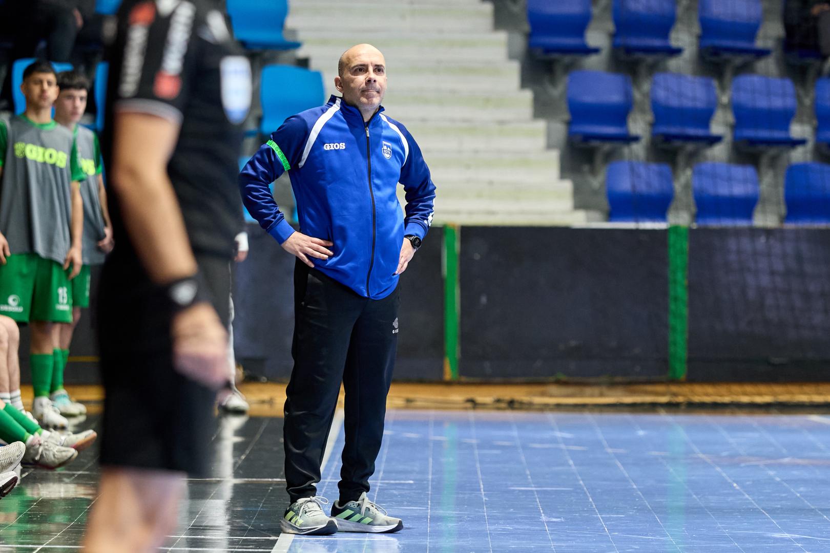 El entrenador Miguel Hernández, en el banquillo de Osasuna Magna